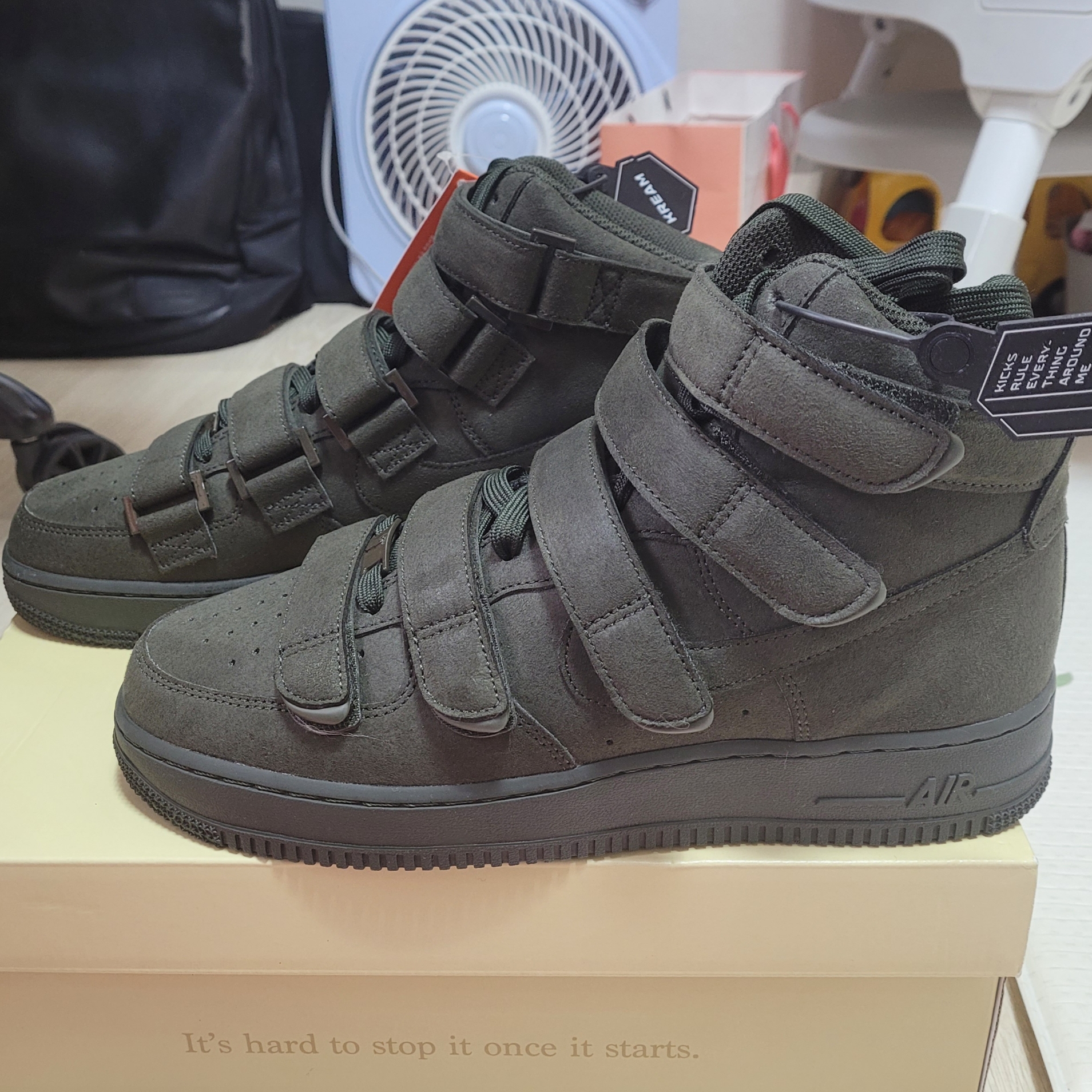 Nike x Billie Eilish Air Force 1 High '07 SP Sequoia 착용 스타일 - 1