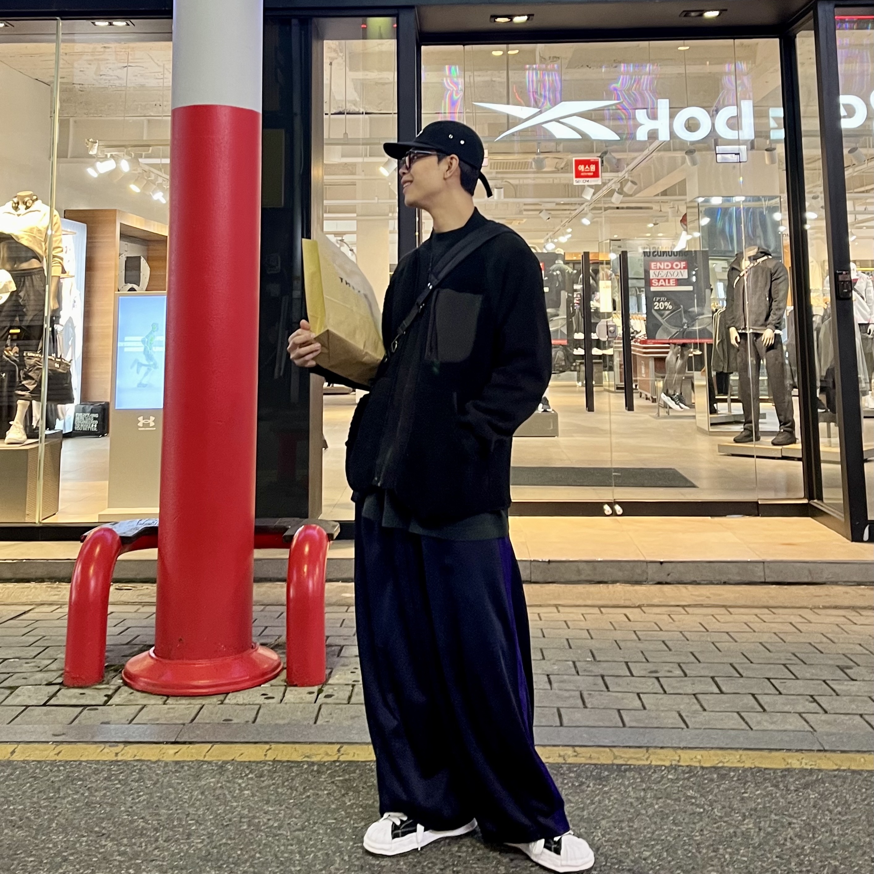 메종 미하라 야스히로 블레이키 OG 솔 캔버스 로우탑 스니커즈 블랙 화이트, 니들스 H.D. 트랙 팬츠 폴리 스무스 네이비 착용 스타일 - 2