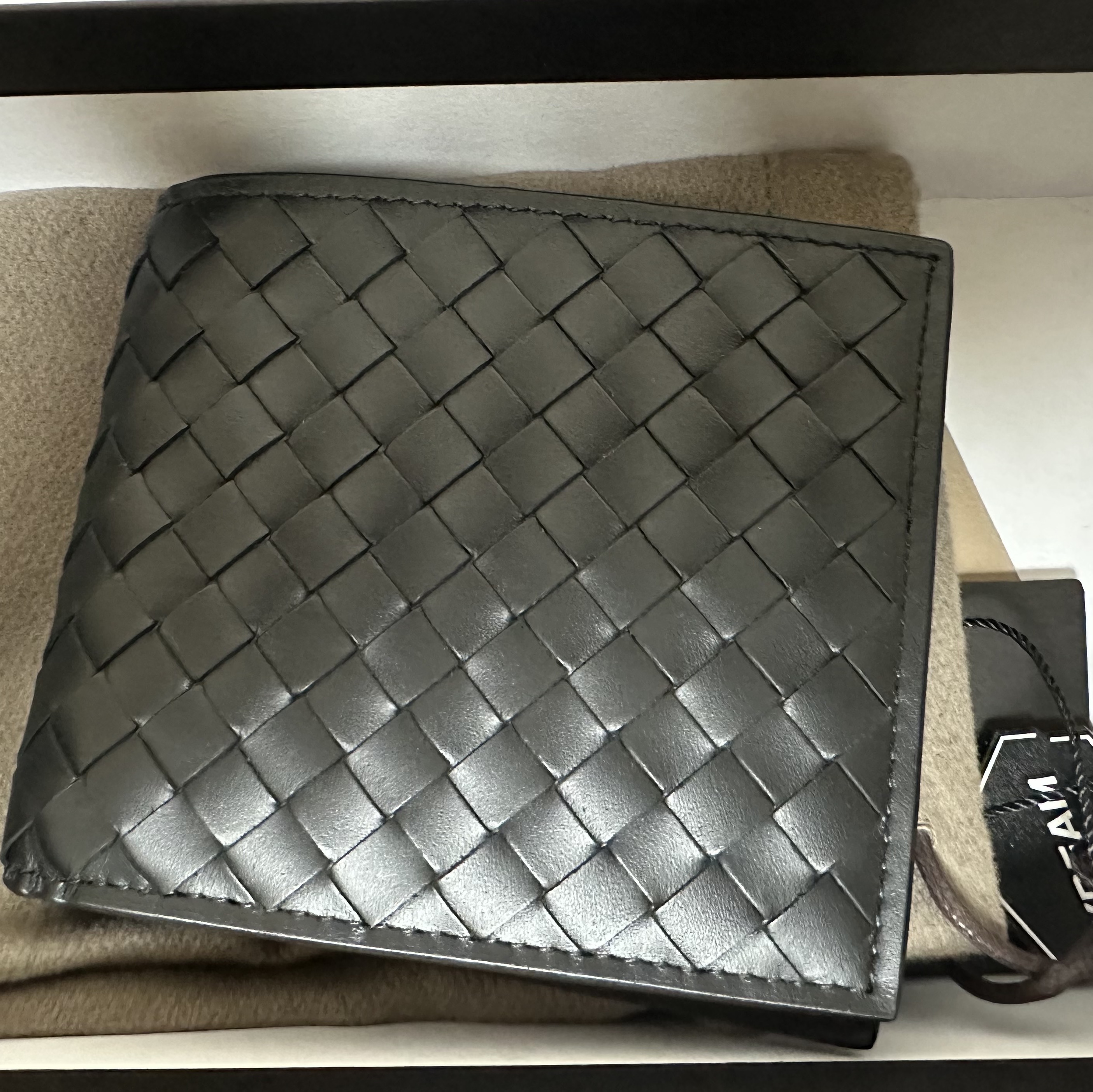 Bottega Veneta Bi-Fold Wallet Black 착용 스타일
