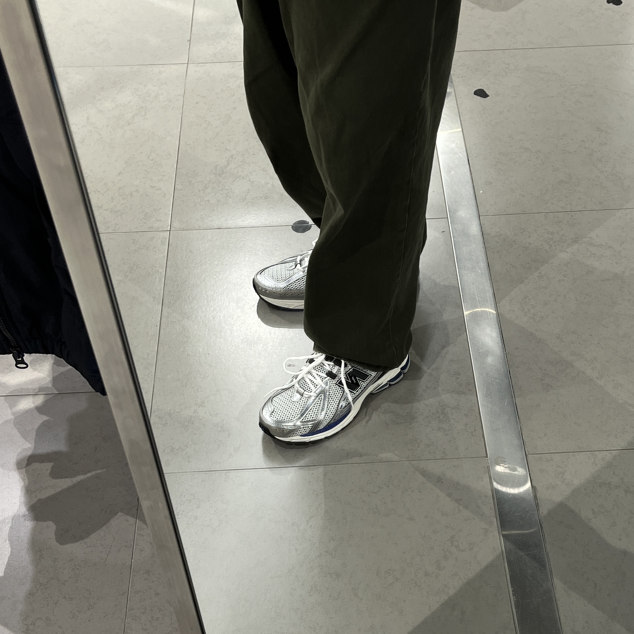 New Balance 1906R Silver Metallic 착용 스타일