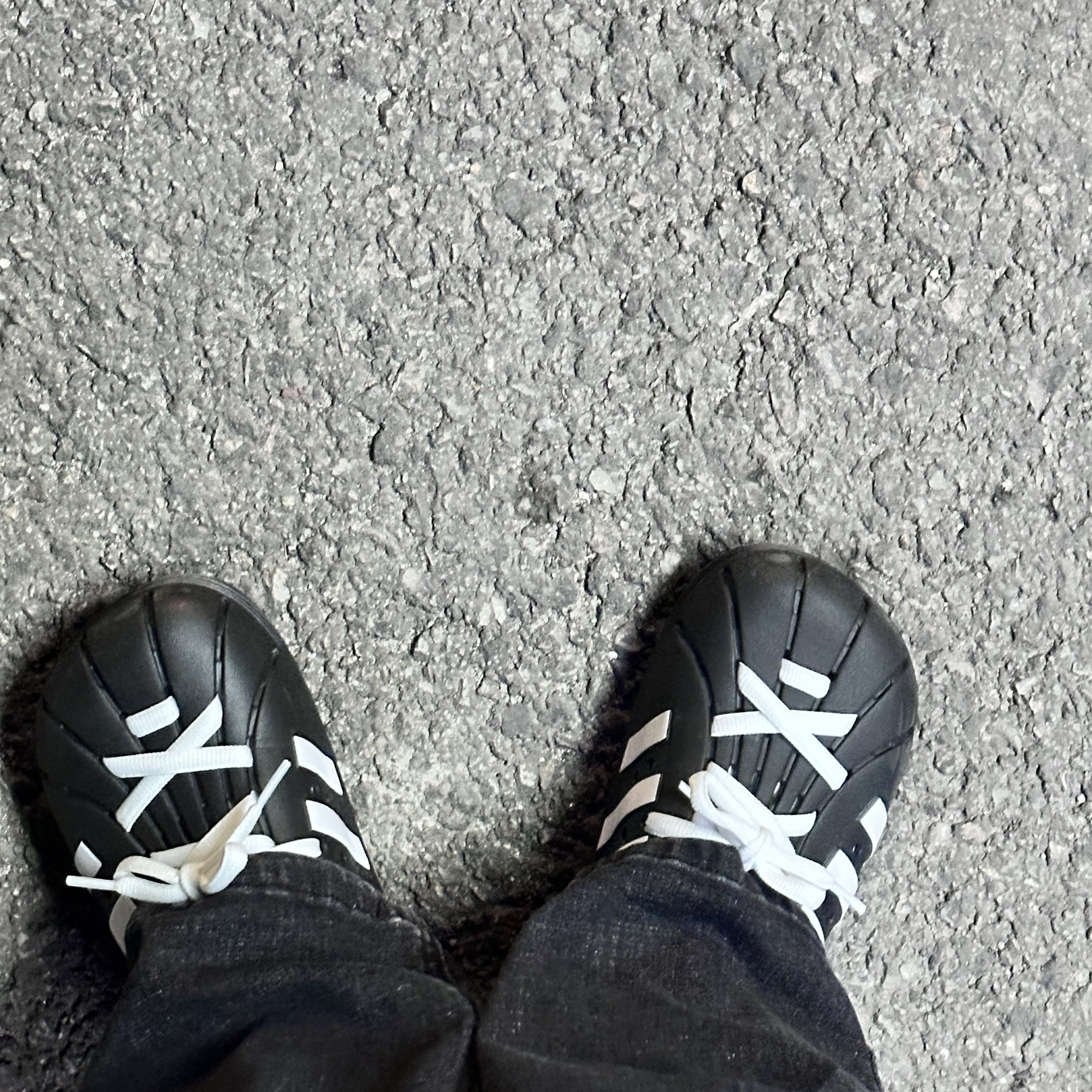 Adidas Adilette Clog Black White 착용 스타일