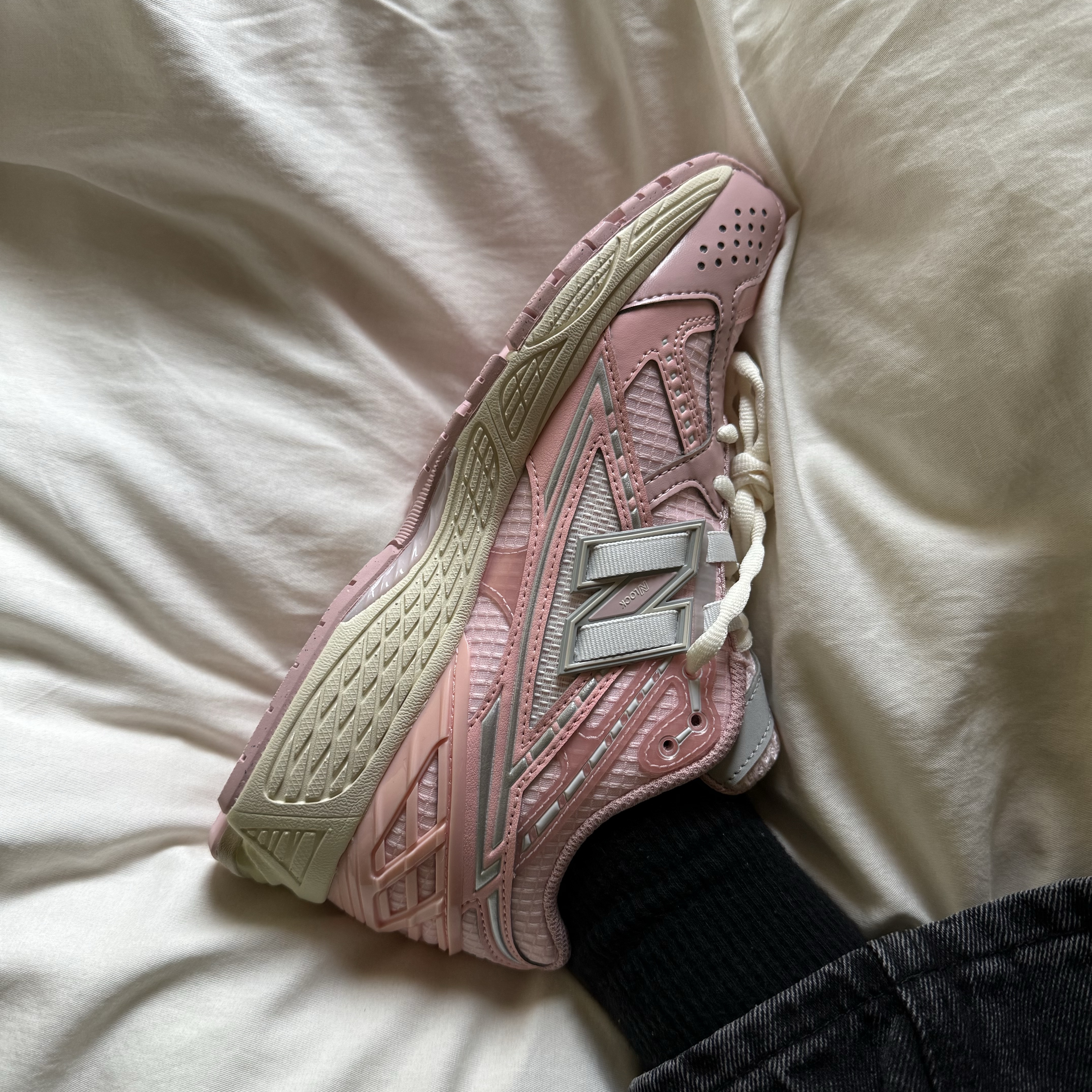 New Balance 1906R Lunar New Year Pink 착용 스타일