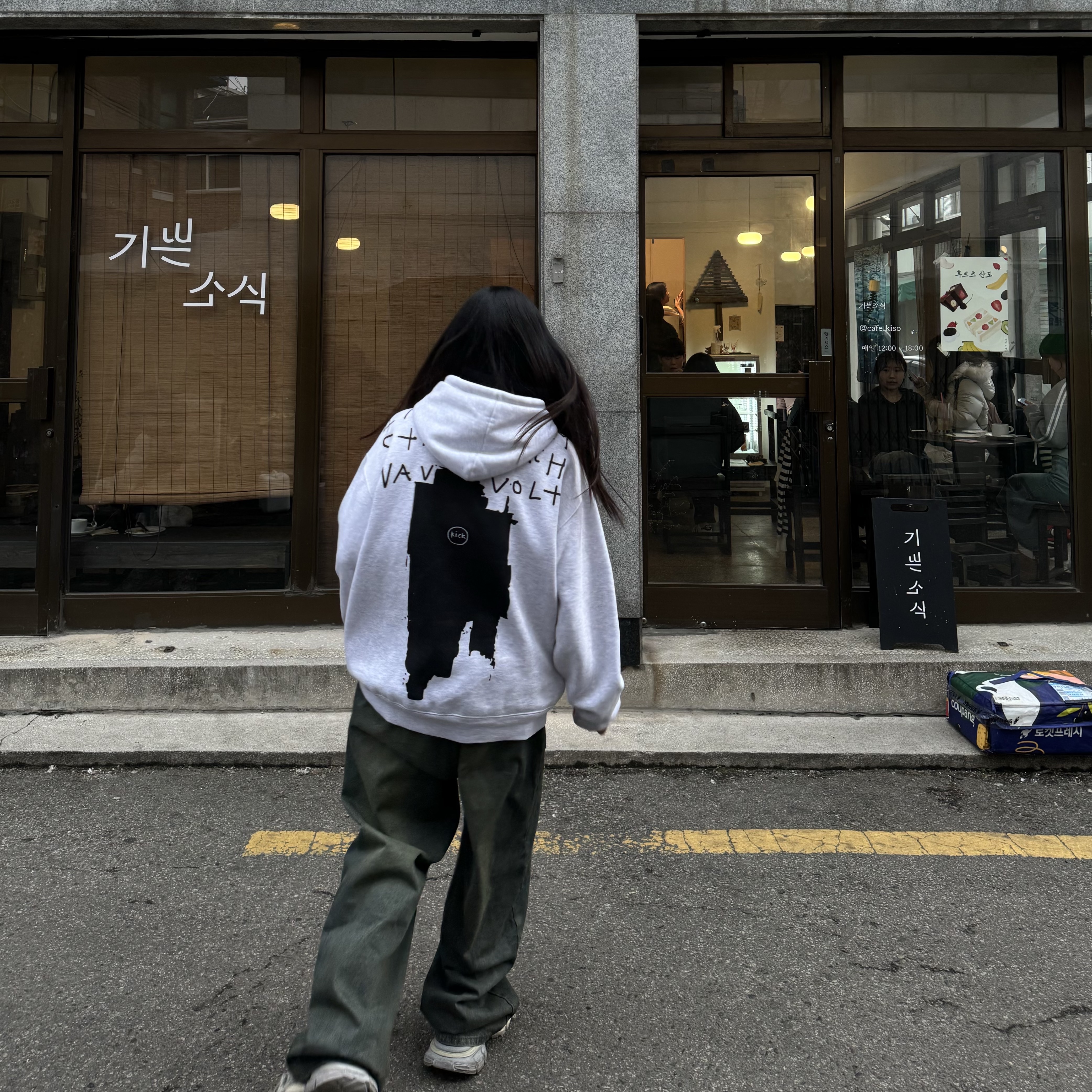 (W) Balenciaga 3XL Sneakers Light Beige 착용 스타일 - 2