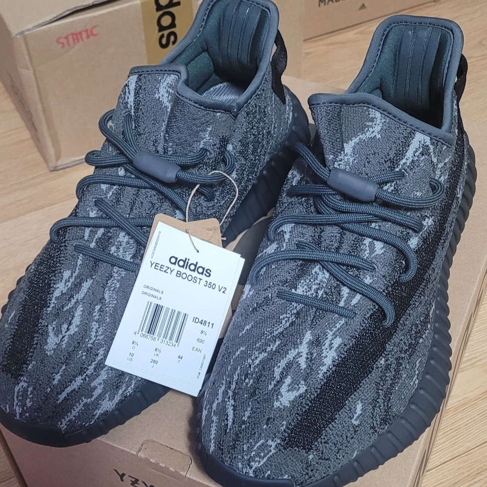 Adidas Yeezy Boost 350 V2 MX Dark Salt 착용 스타일