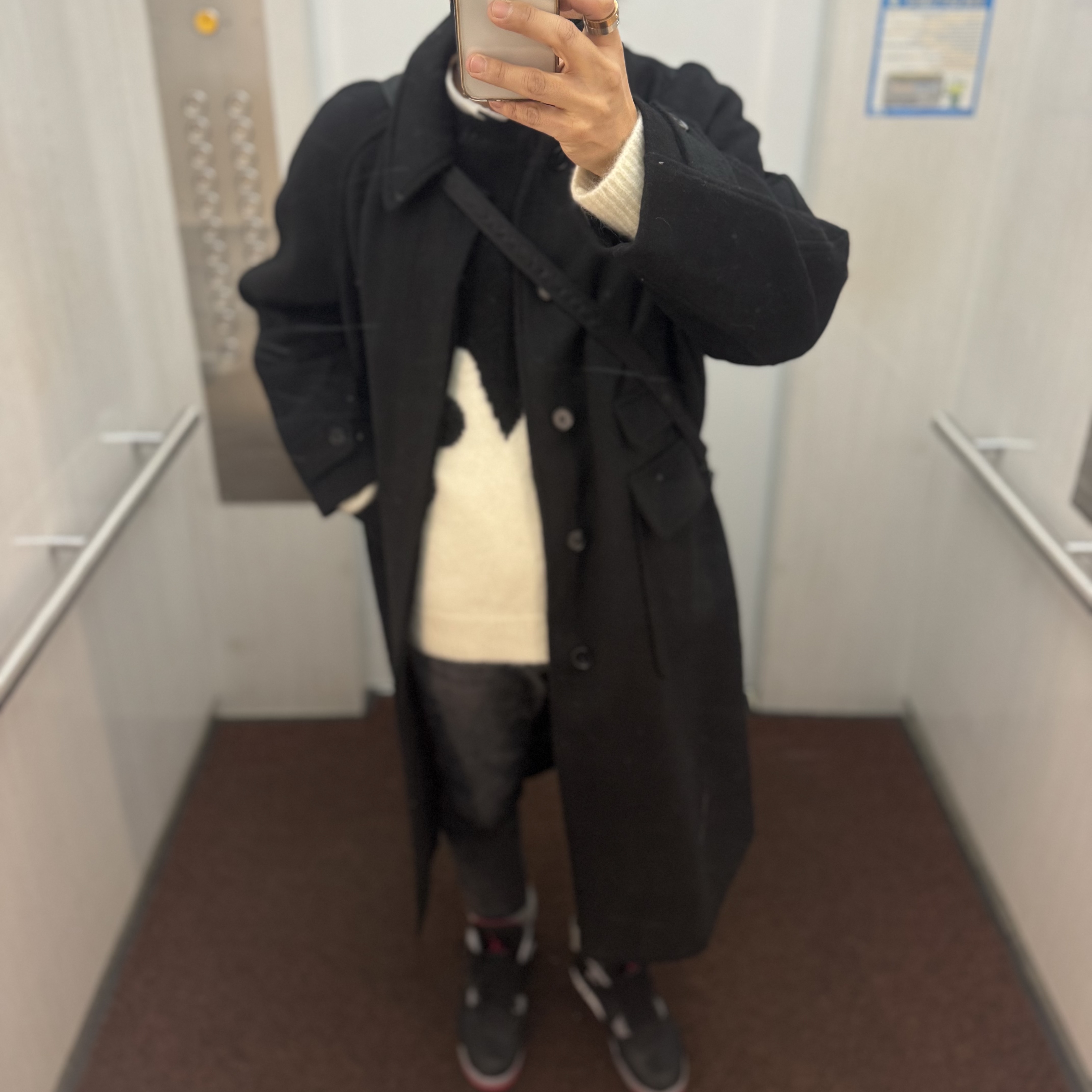 Stussy Dice Fuzzy Crew Black, Jordan 4 Retro Bred Reimagined 착용 스타일 - 1