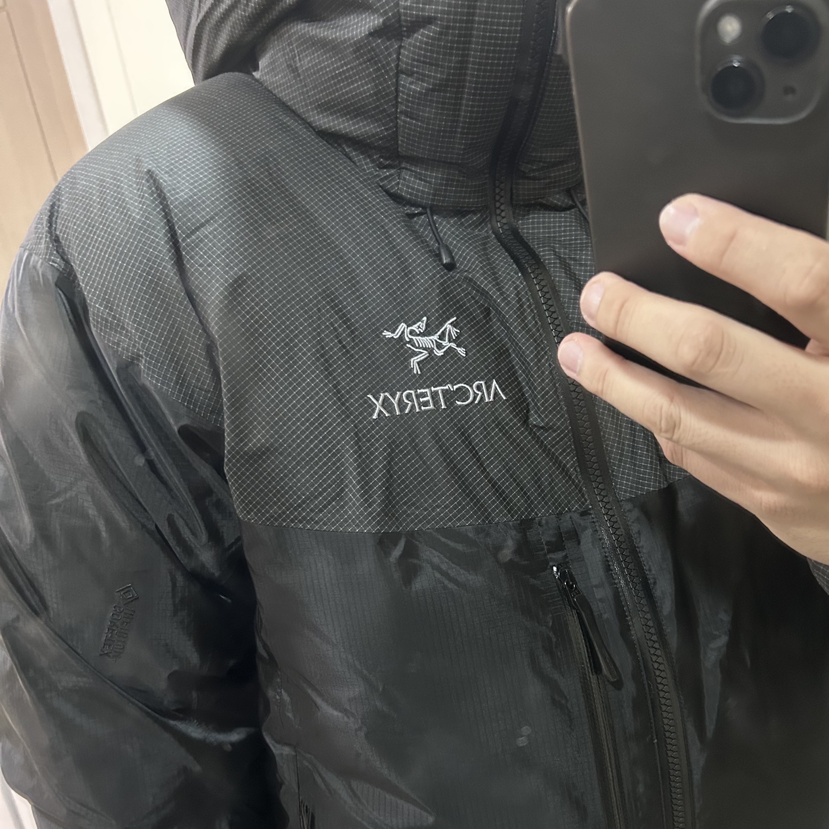 Arc'teryx Alpha Parka Black 착용 스타일