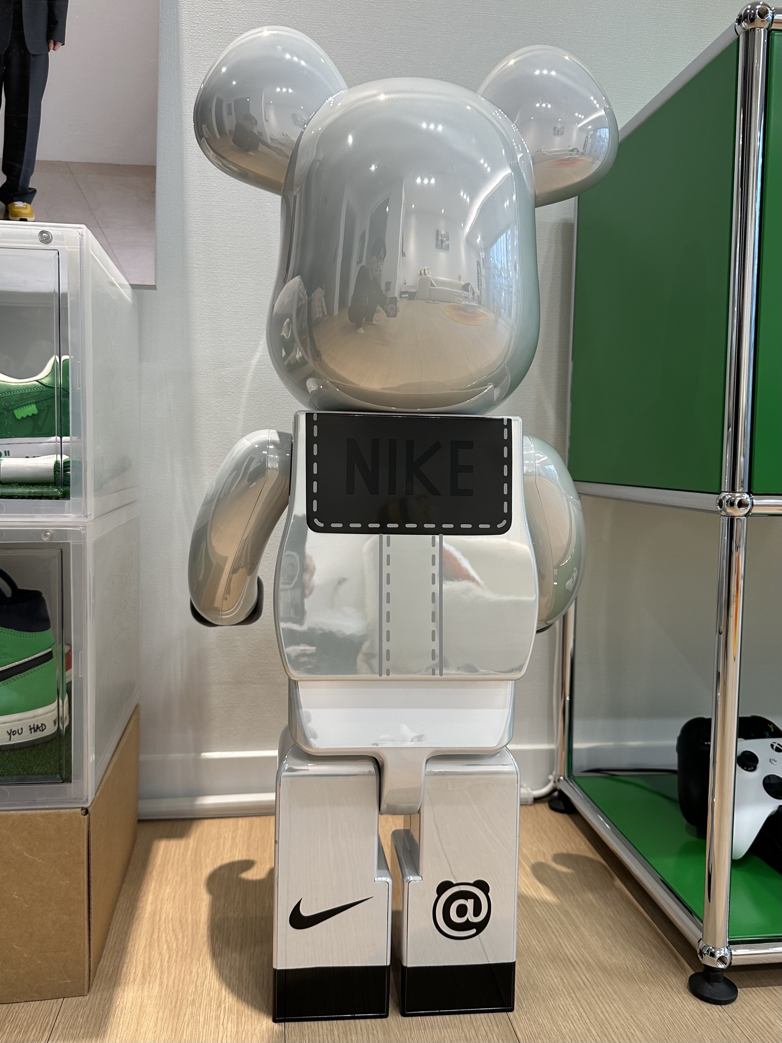 Bearbrick x Nike SB 2020 100% & 400% Set White, Bearbrick x Nike SB 2018 1000% White Blue 착용 스타일 - 3
