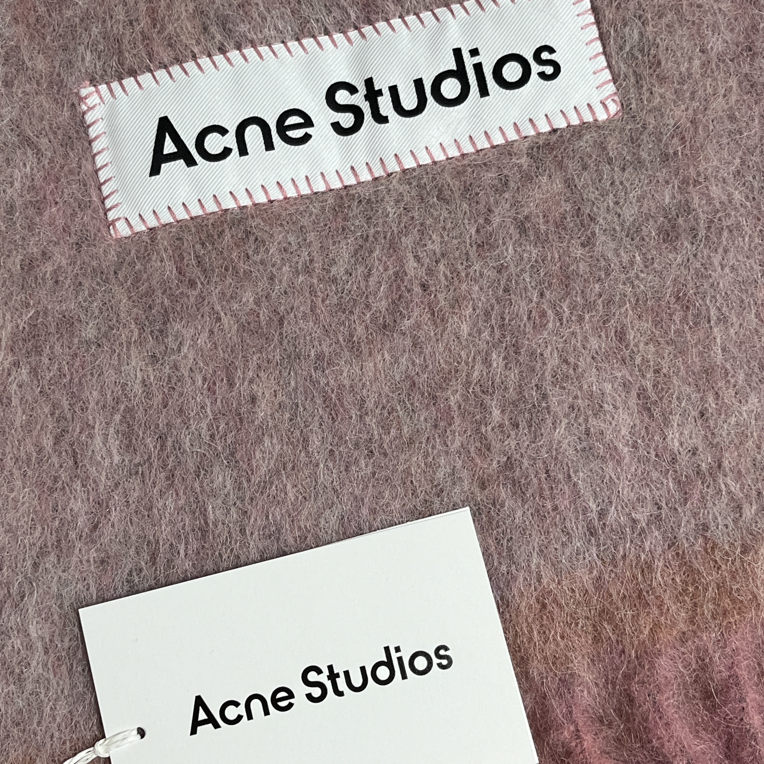 Acne Studios Mohair Wool Fringe Muffler Dusty Pink 착용 스타일 - 1
