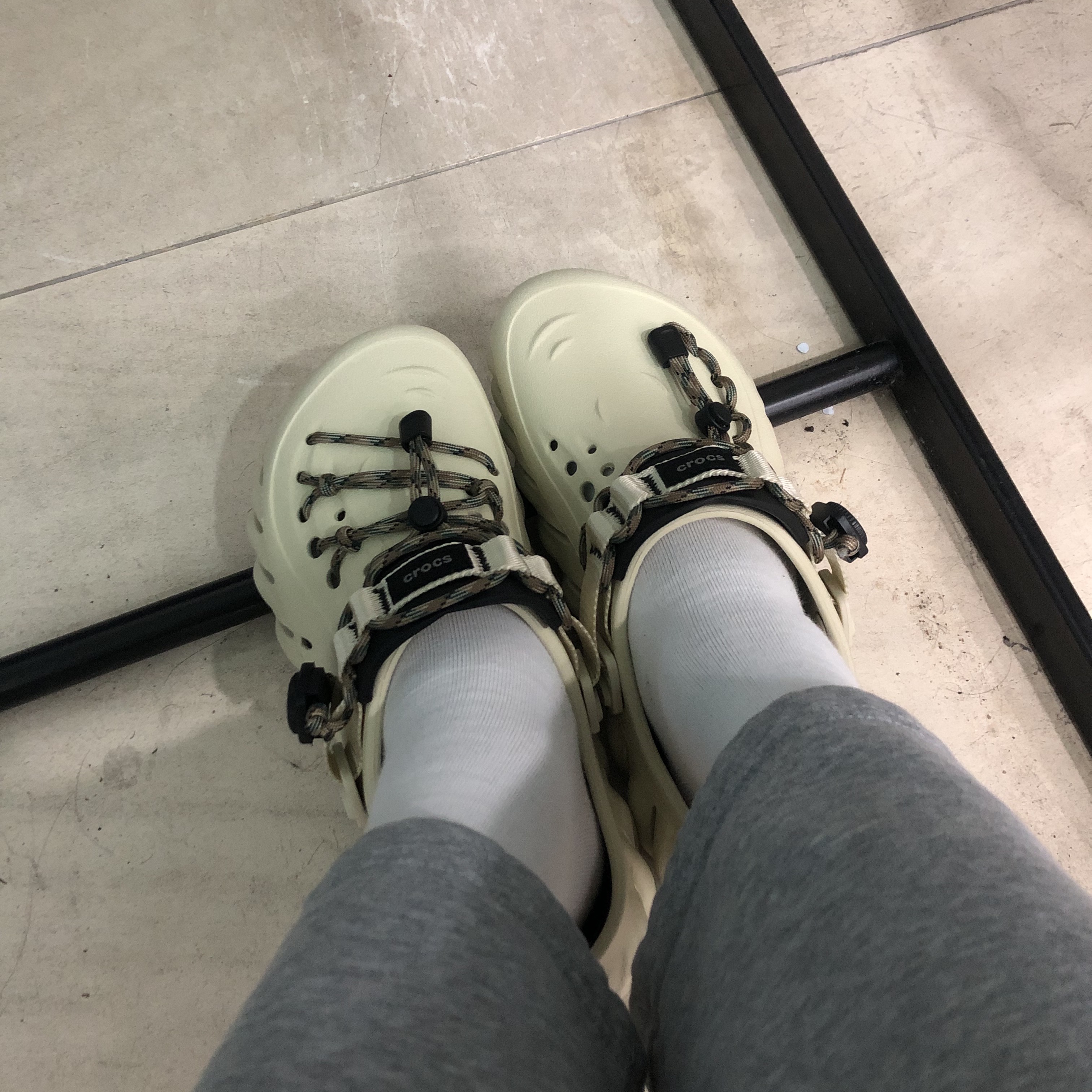 Crocs Echo Clog Bone Black 착용 스타일 - 1