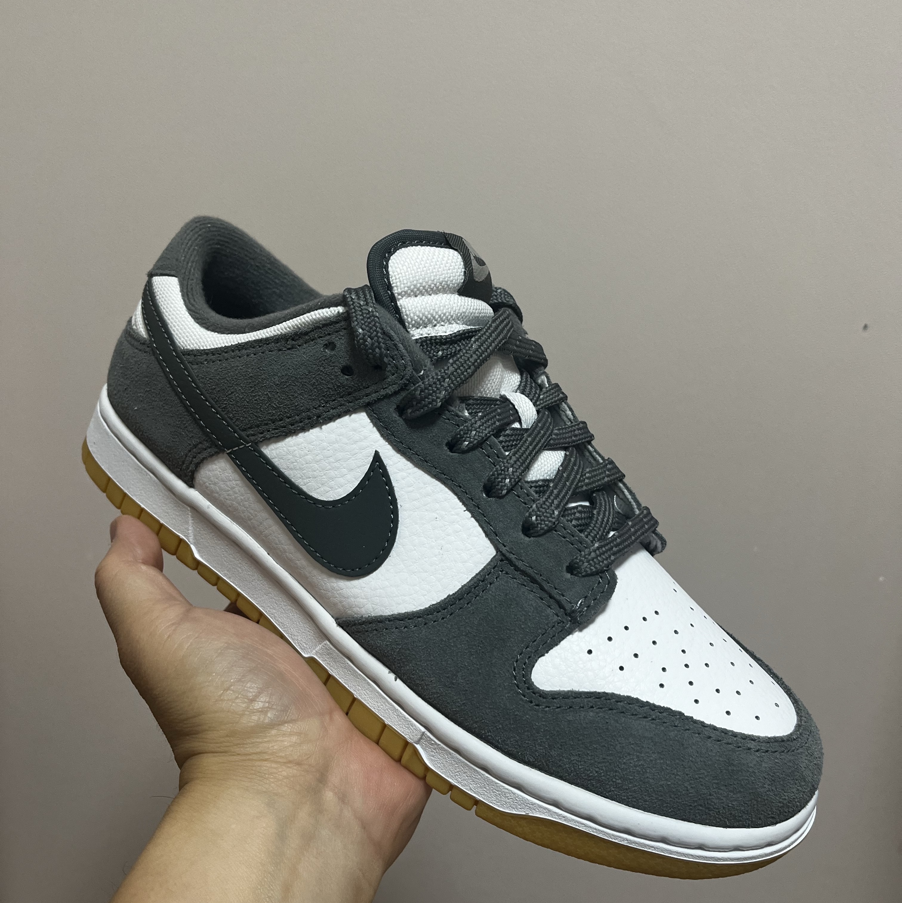 Nike Dunk Low Smoke Grey Gum 착용 스타일 - 6
