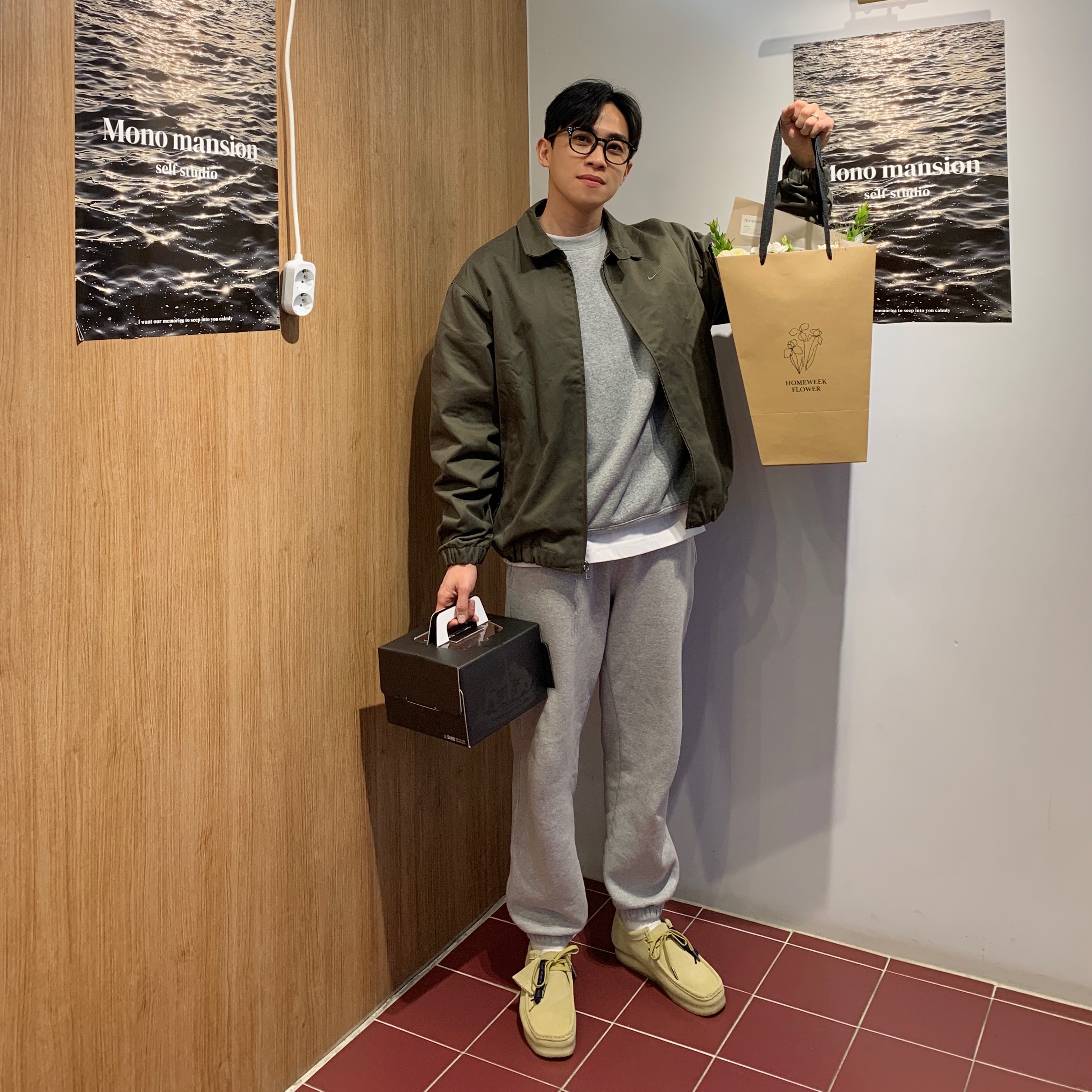 Clarks Wallabee Maple Suede, Nike NSW Club Fleece Crew Sweatshirt Dark Grey Heather - Asia 착용 스타일 - 1