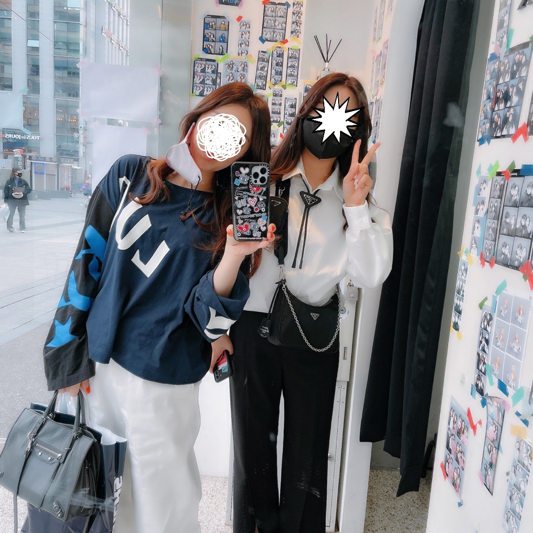 Prada Saffiano Leather Bolo Tie Black, (W) Louis Vuitton Run Away Sneakers Monogram Black 착용 스타일 - 1