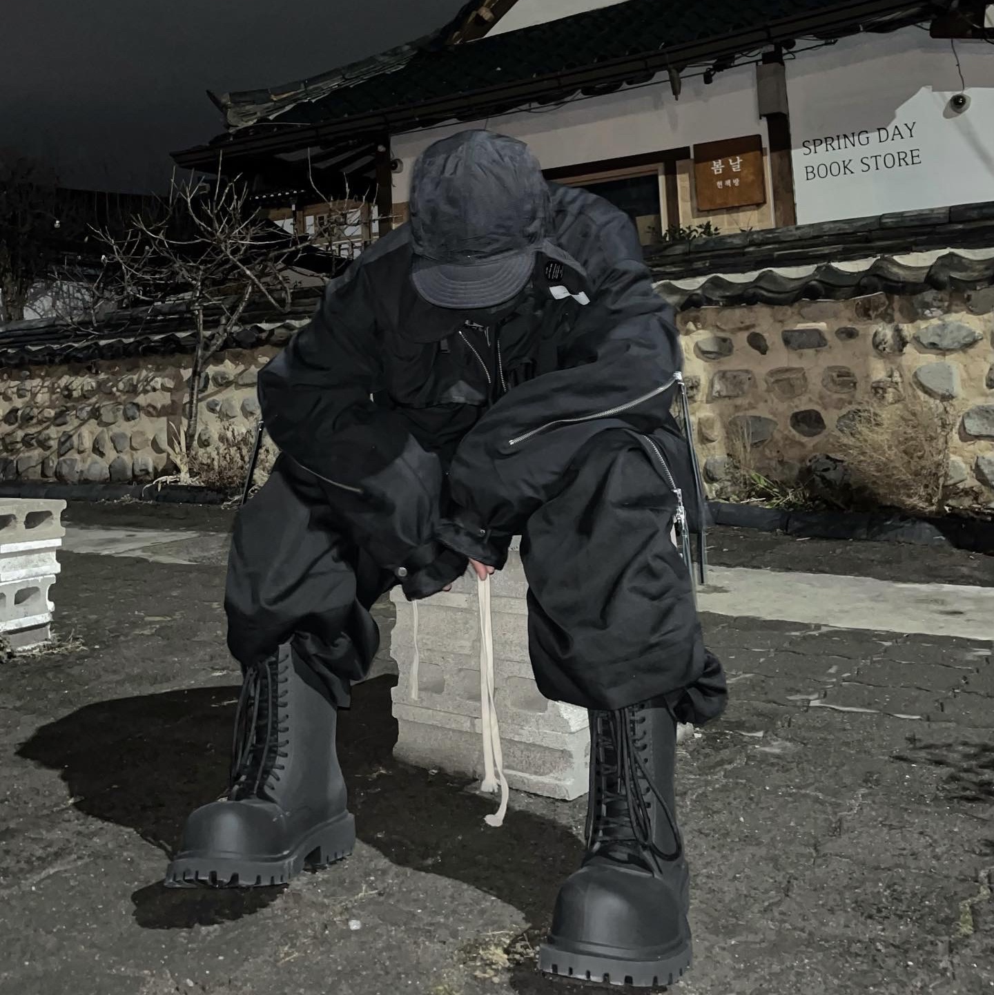 Balenciaga XL Army Boots Full Eva Black 착용 스타일 - 1