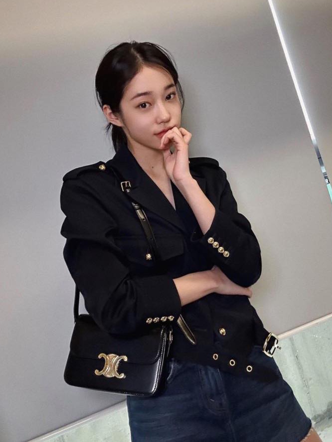 Celine Triomphe Shoulder Bag in Shiny Calfskin Ivory, Celine Teen Triomphe Bag in Shiny Calfskin Black 착용 스타일 - 4