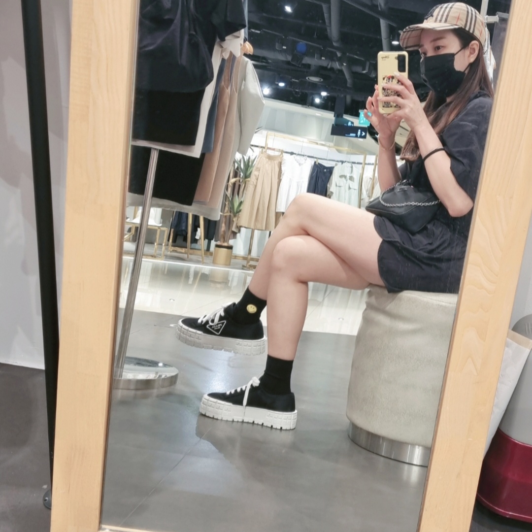 (W) Prada Double Wheel Re-Nylon Gabardine Sneakers Black White, Burberry Monogram Motif Vintage Check Cotton Baseball Cap Archive Beige 착용 스타일