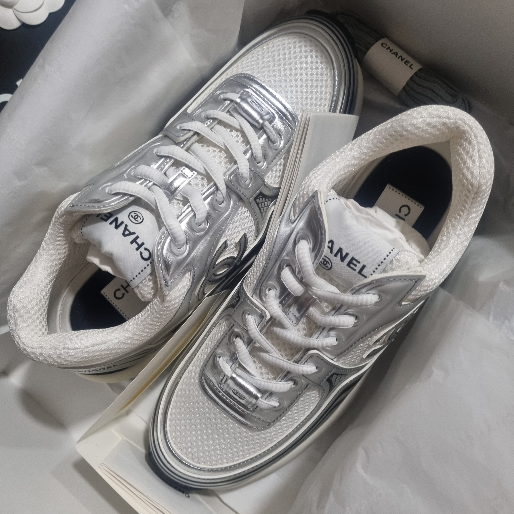 (W) Chanel Sneakers Fabric Laminated & White Silver 착용 스타일