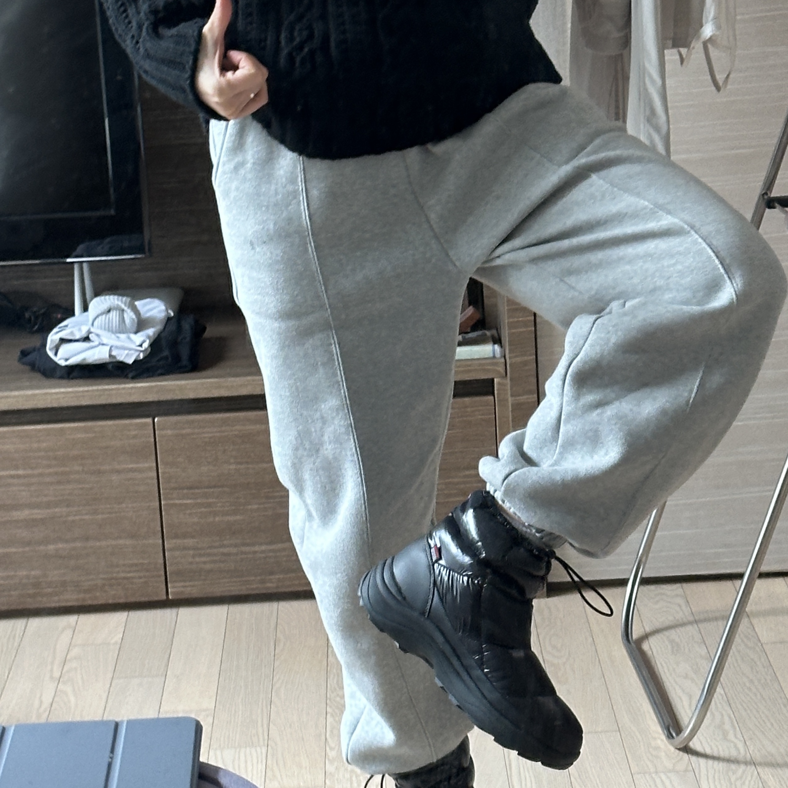노스페이스 부티 숏 리얼 블랙 착용 스타일