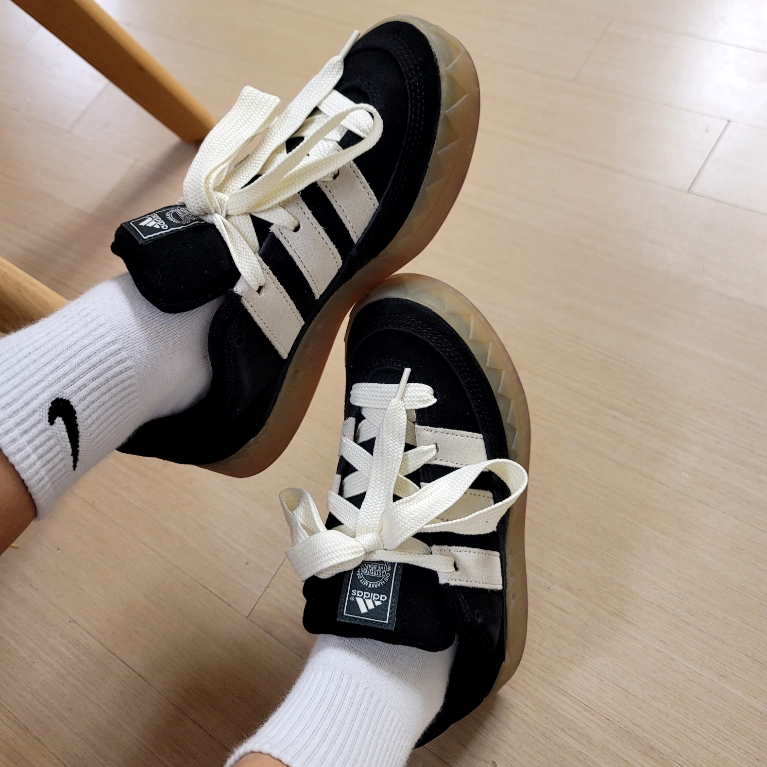 Adidas Adimatic Core Black Off White 착용 스타일