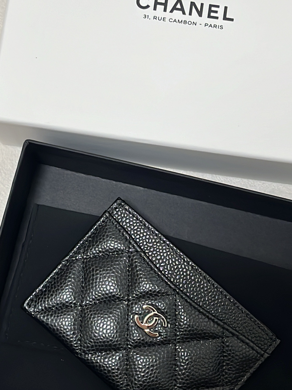 Chanel Classic Card Holder Grained Calfskin & Silver Black 착용 스타일