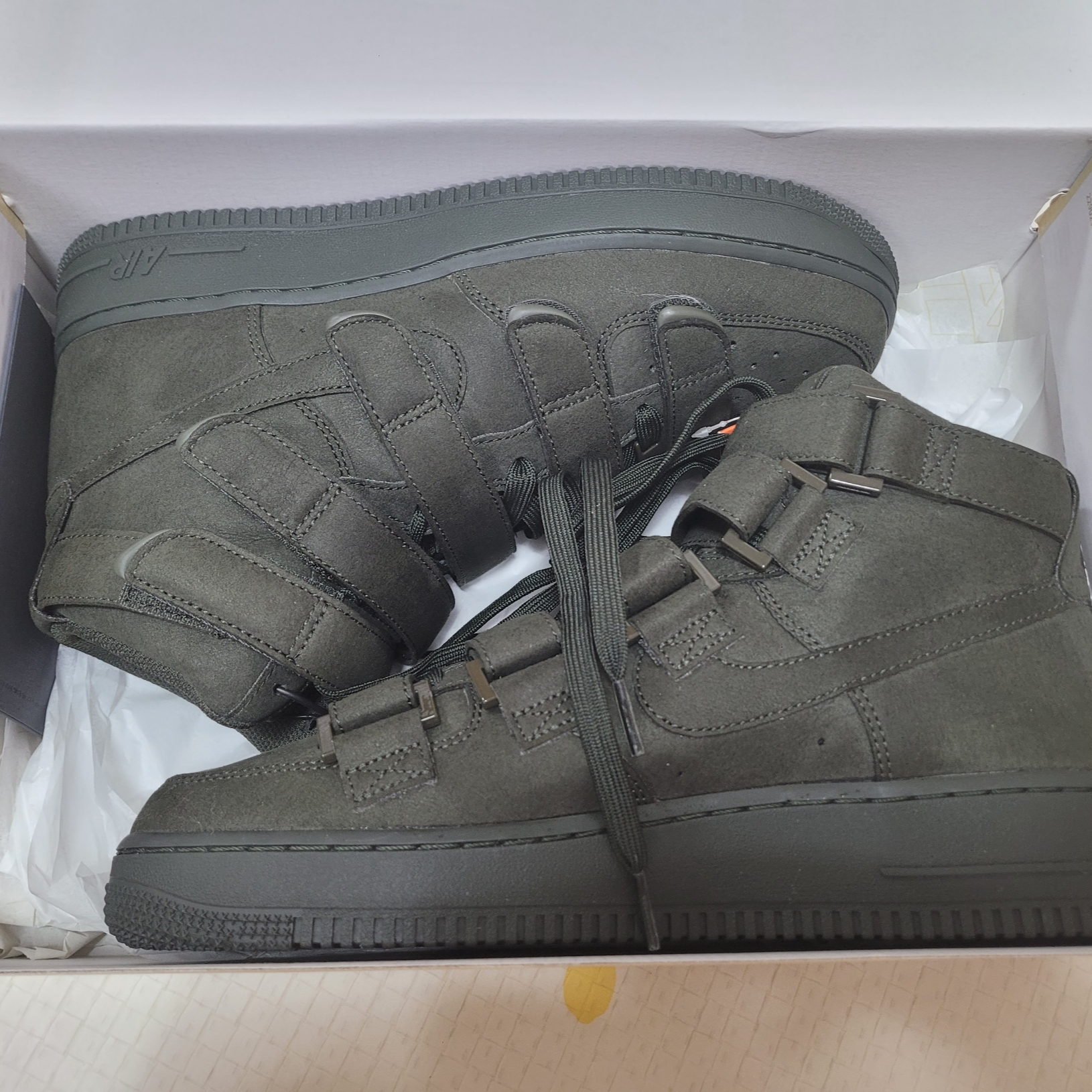 Nike x Billie Eilish Air Force 1 High '07 SP Sequoia 착용 스타일 - 2