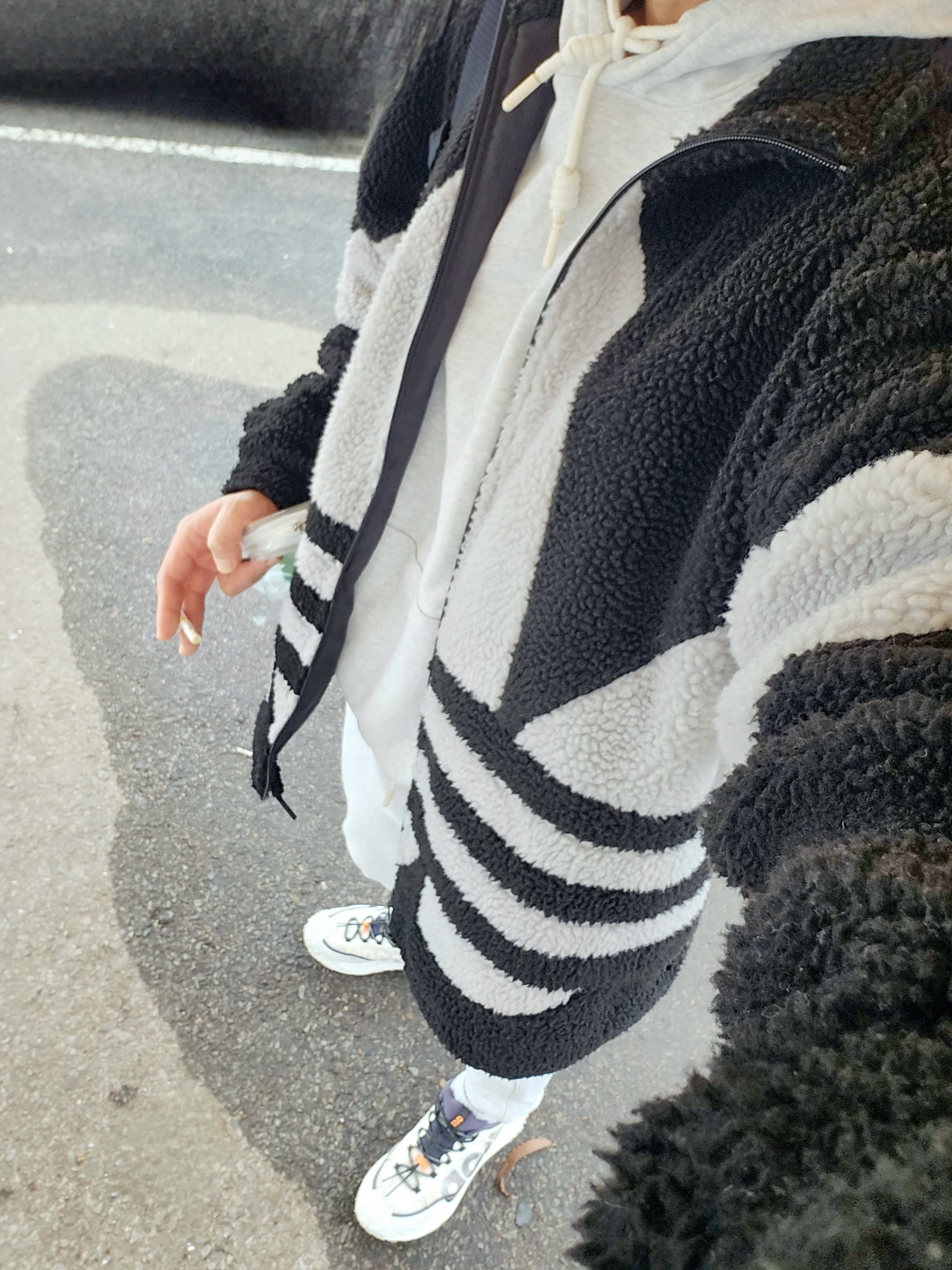 Nike ACG Mountain Fly 2 Low Summit White and Bright Mandarin, The North Face Cotton Basic Hoodie Oatmeal 착용 스타일