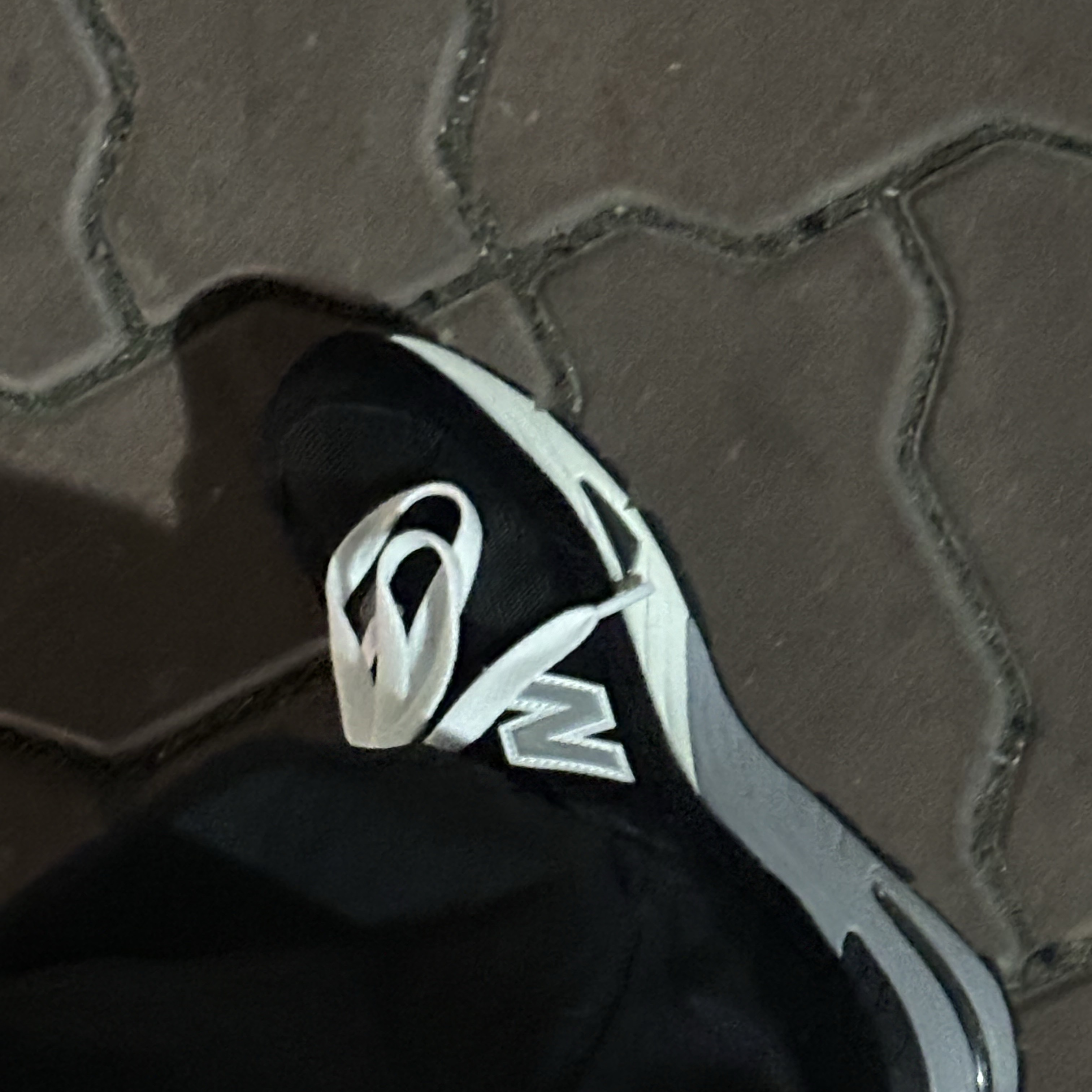 New Balance 991 Made in UK Black Silver 착용 스타일 - 2