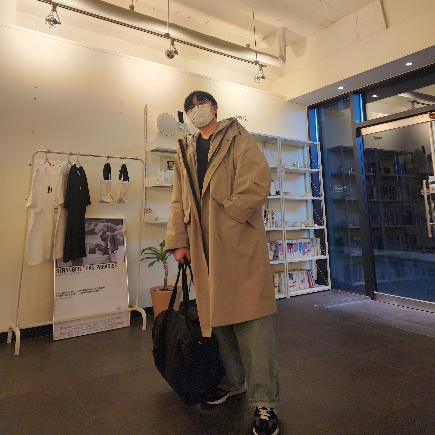 New Balance 992 Made in USA Black Grey, Ballute Nomad Hoodie Long Parka Beige 착용 스타일 - 2