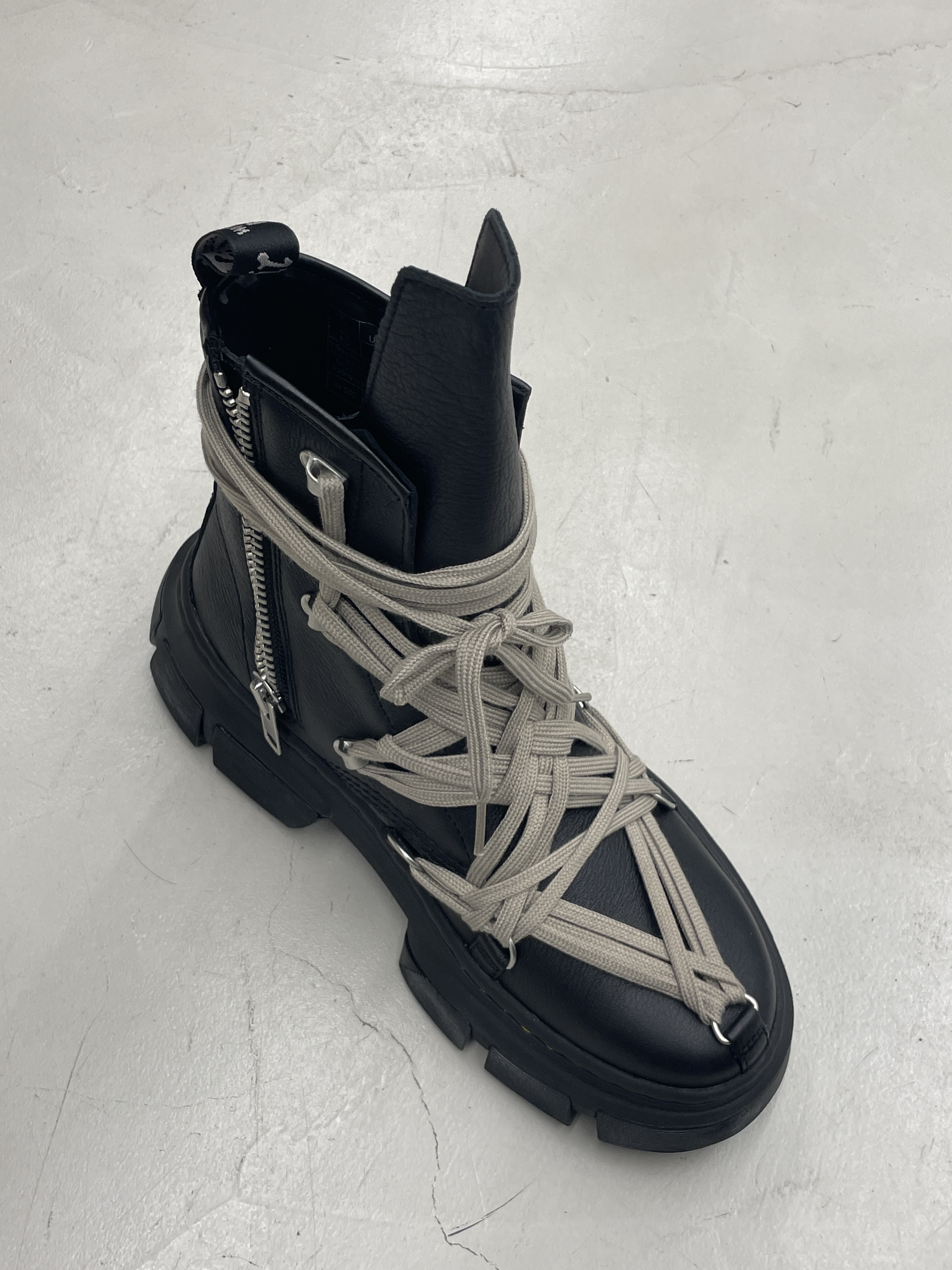 Dr. Martens x Rick Owens 1460 DMXL Megalace Black, Yeezy Gap Engineered By Balenciaga Dove Long Sleeve T-Shirt Black 착용 스타일 - 1