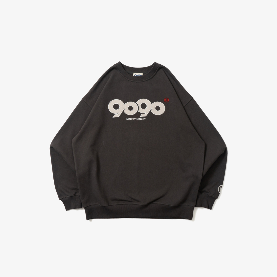 9090 OG 로고 사틴 크루넥 스웨트 차콜 블랙(9090 OG Logo Satin Crewneck Sweat Charcoal Black)