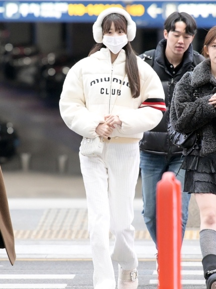 (W) Miu Miu Cropped Cashmere Down Jacket White 착용 스타일