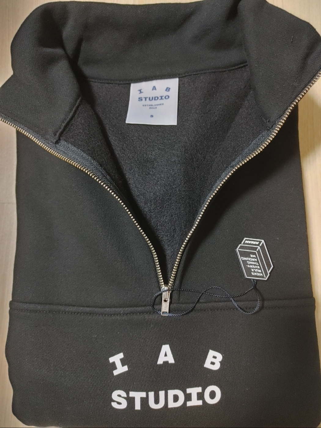 IAB Studio Half Zip-Up Black White 착용 스타일
