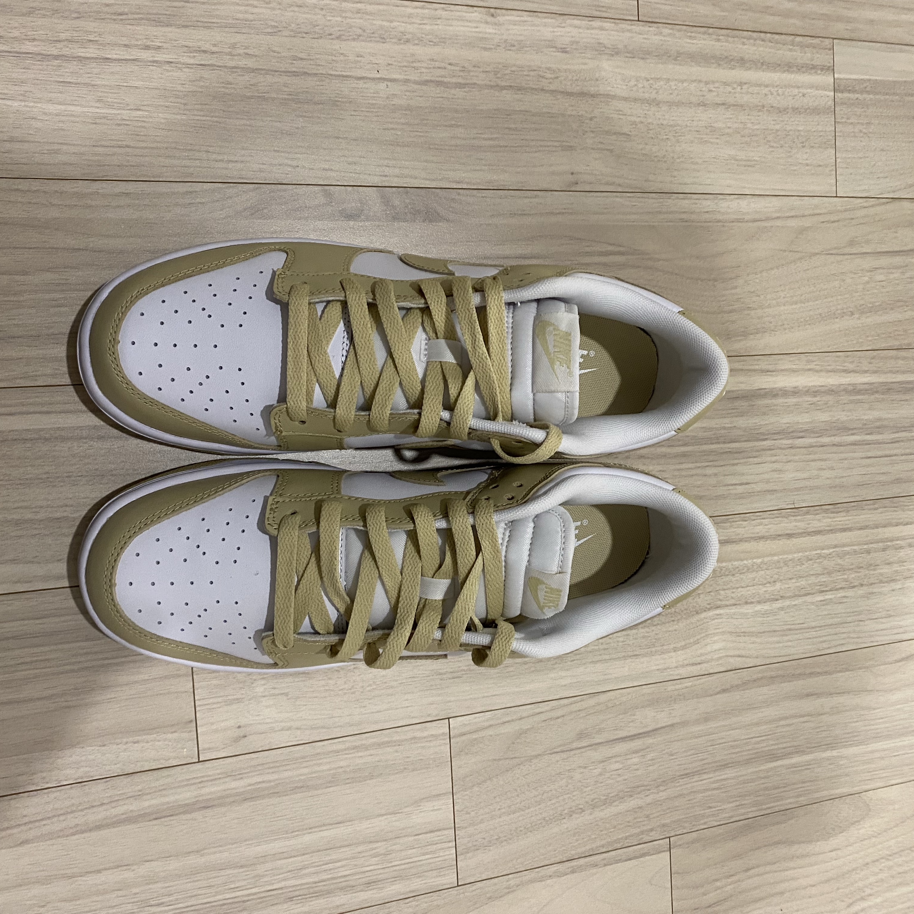 Nike Dunk Low Team Gold and White 착용 스타일