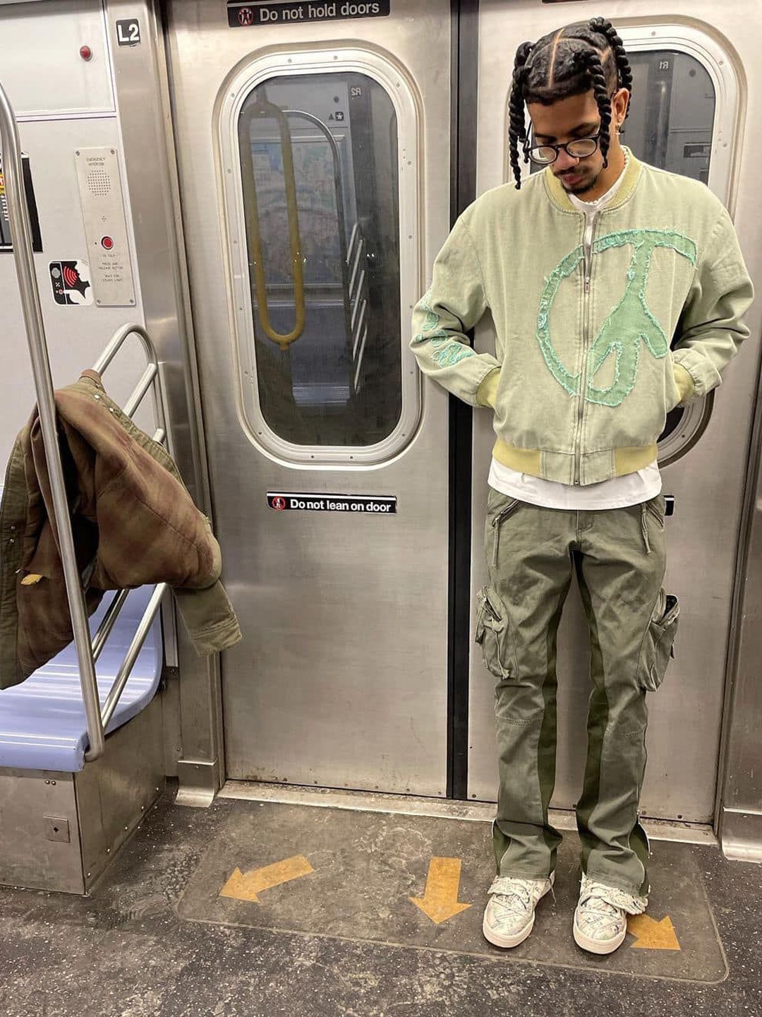 Stone Island 32710 Stretch Cotton Gabardine Garment Dyed Cargo Trousers Olive Green - 23FW, Stone Island 30510 Supima Cotton Twill Stretch-TC Cargo Pants Musk Green - 24SS 착용 스타일 - 2