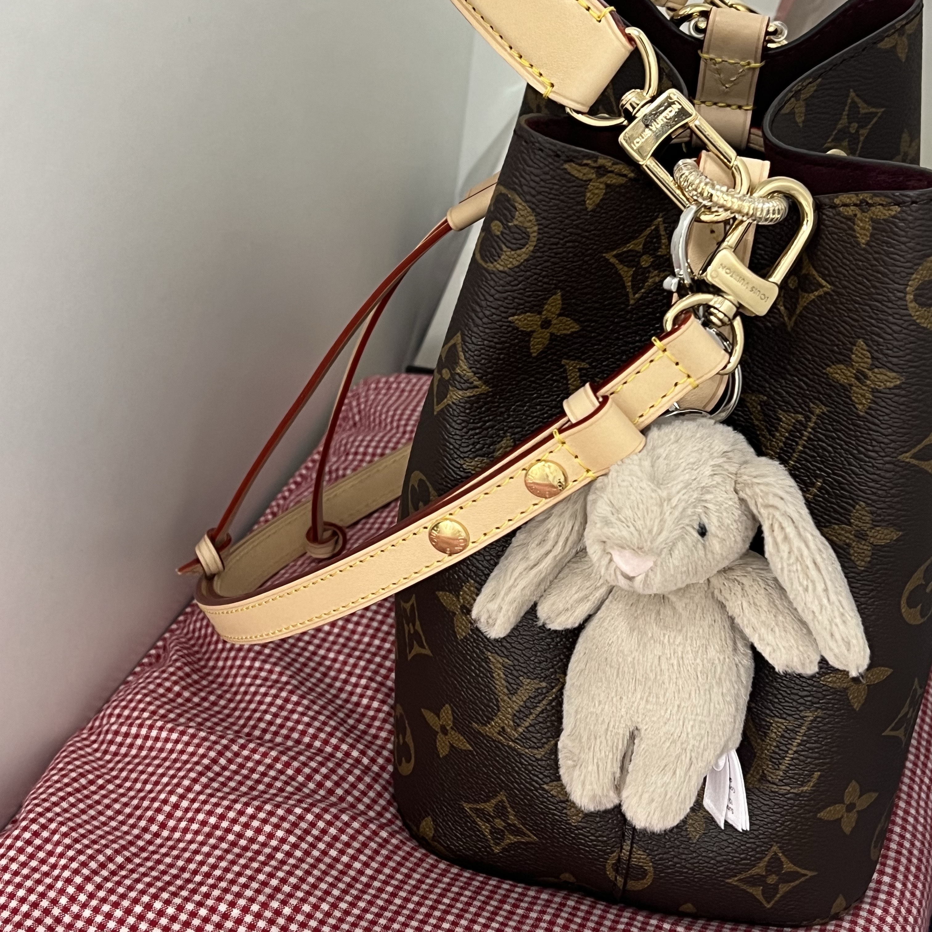 Jellycat Bashful Bunny Bag Charm Beige 착용 스타일