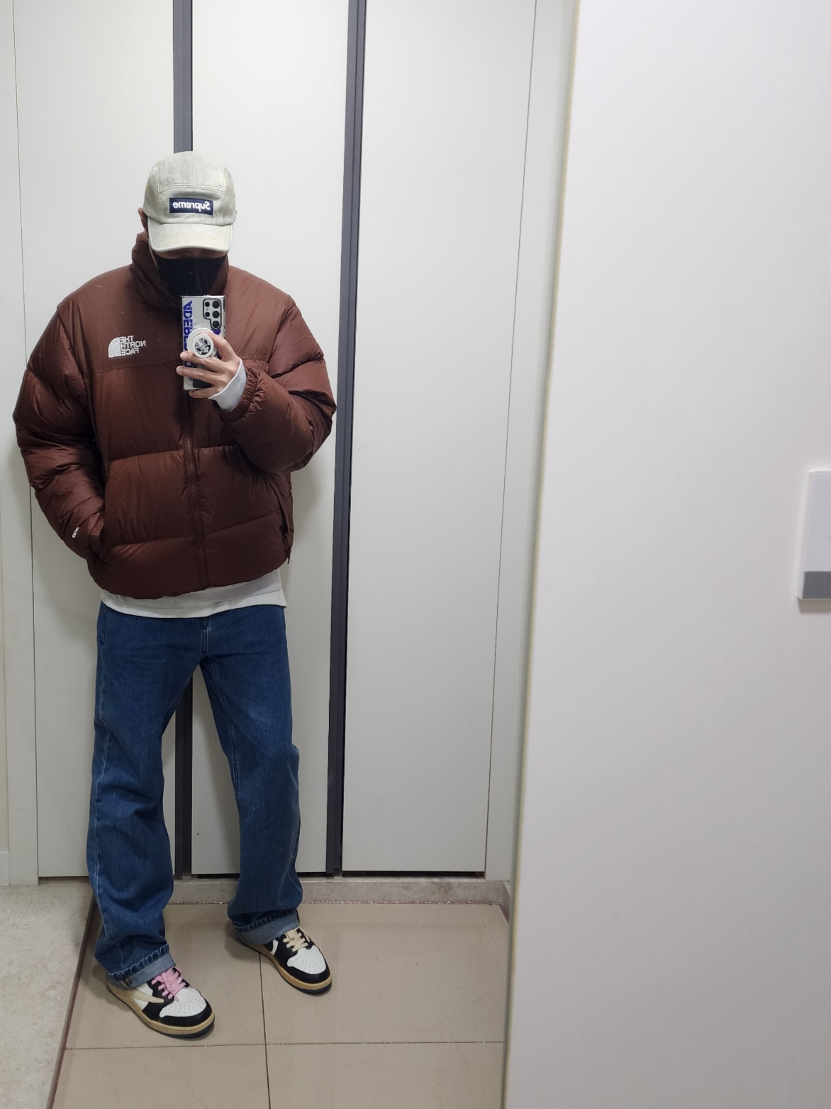 The North Face 1996 Retro Nuptse Jacket Dark Oak, Supreme Denim Camp Cap Dirty Indigo - 23SS 착용 스타일 - 3