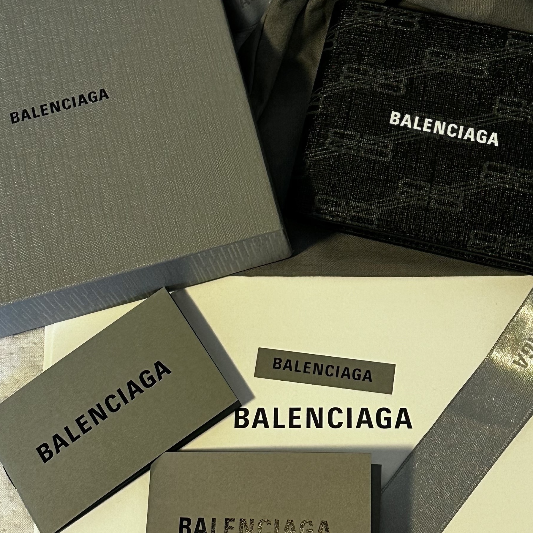 Balenciaga Signature Square Folded Wallet BB Monogram Coated Canvas Black 착용 스타일 - 1