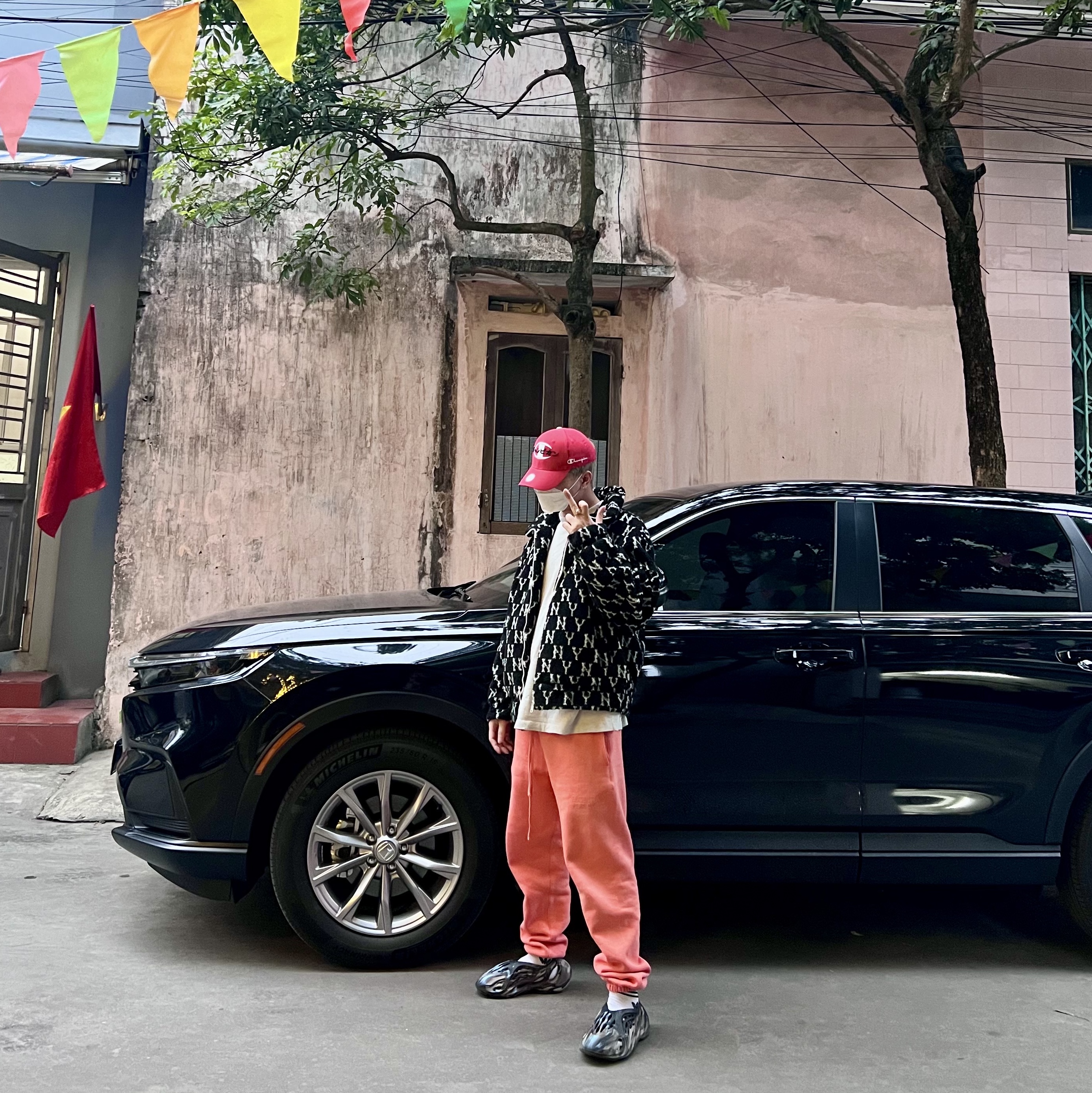 Adidas Yeezy Foam RNNR MX Cinder, Essentials The Core Collection Crewneck Sweatshirt Light Oatmeal 착용 스타일