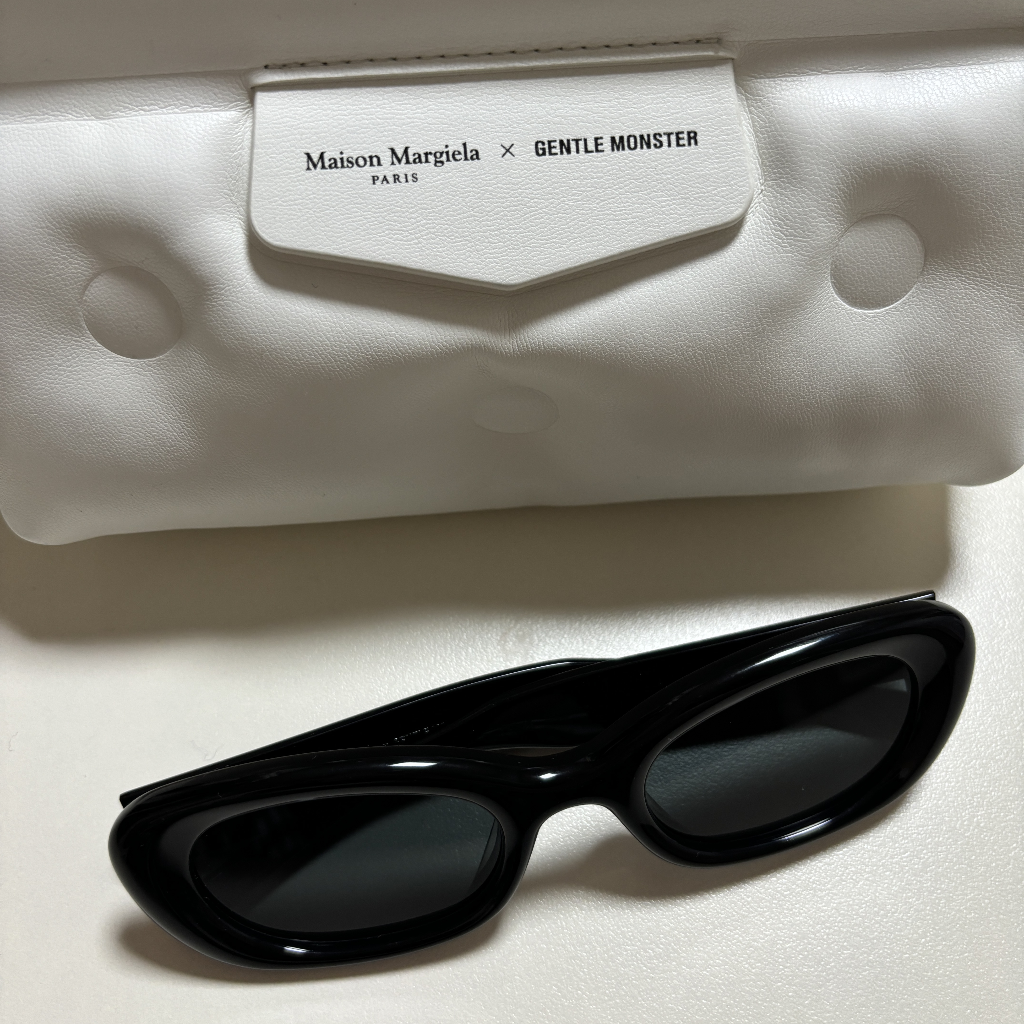 Gentle Monster x Maison Margiela MM004 Black Black 착용 스타일