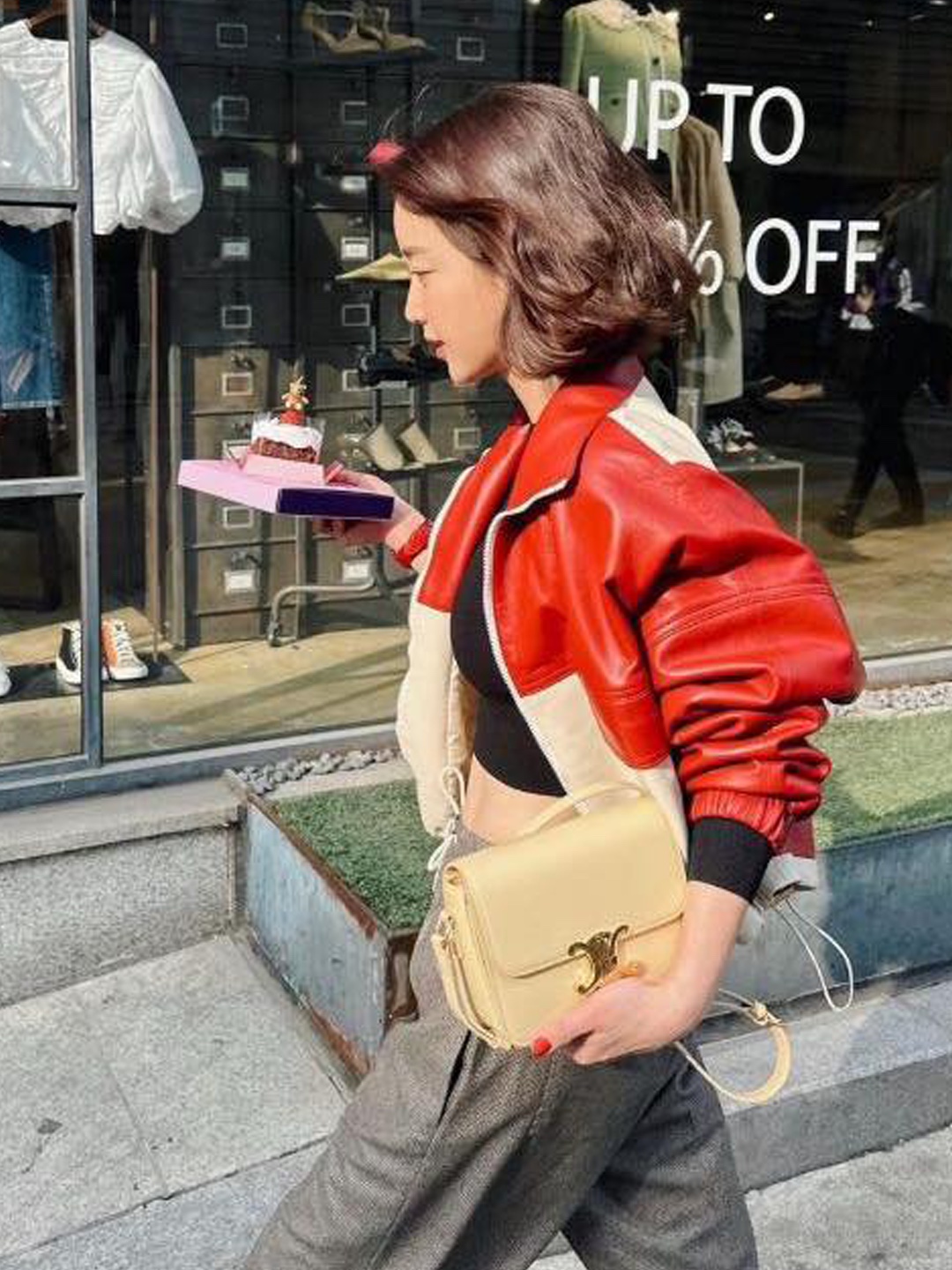 Celine Triomphe Shoulder Bag in Shiny Calfskin Ivory, Celine Teen Triomphe Bag in Shiny Calfskin Black 착용 스타일 - 2
