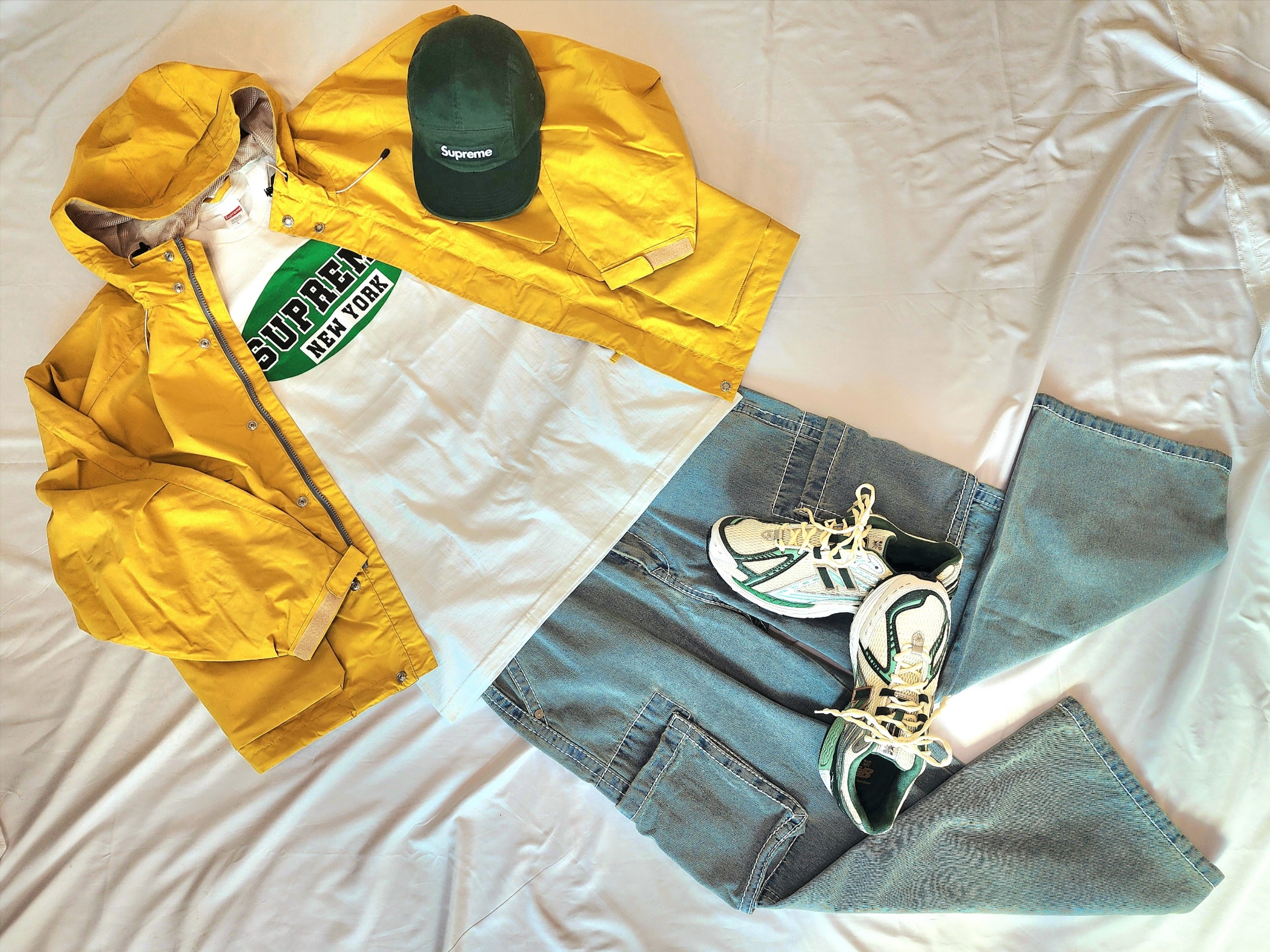 Supreme New York T-Shirt White - 23SS, True Religion Classic Cargo Pants Light Indigo 착용 스타일 - 1