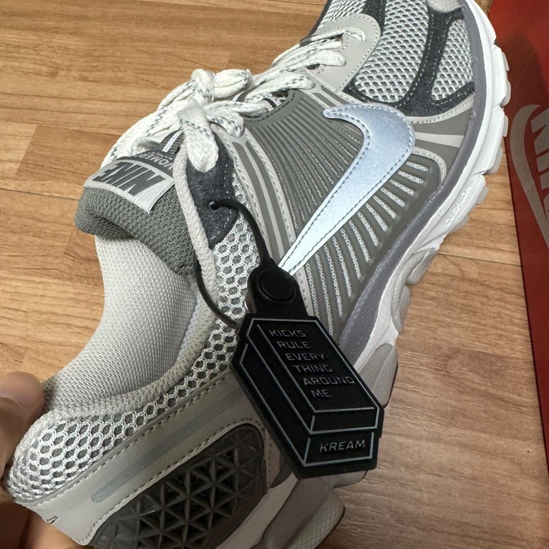 Nike Zoom Vomero 5 PRM Light Iron Ore and Flat Fewter 착용 스타일 - 1