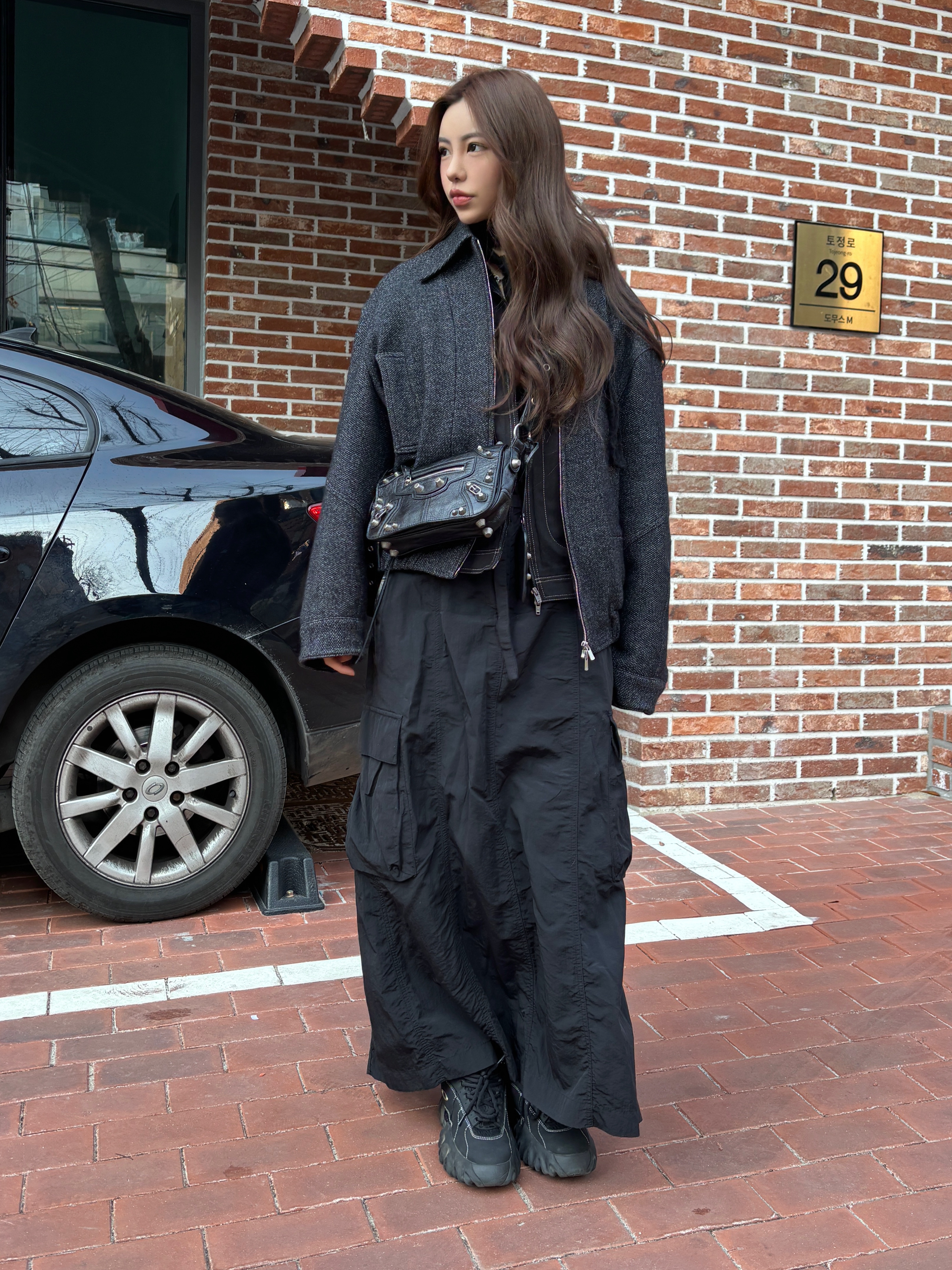 Oakley Factory Team x Brain Dead Chop Saw Black, Balenciaga Arena Lambskin Aged Silver Hardware Le Cagole XS Flap Bag Black 착용 스타일 - 2
