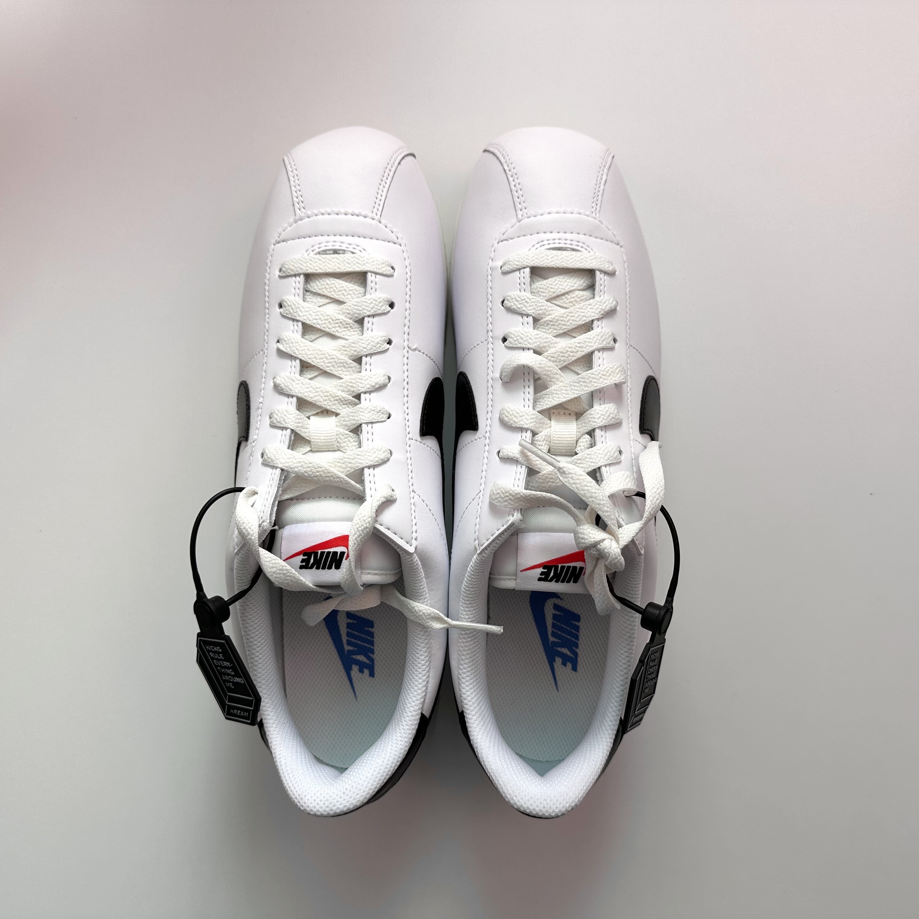 Nike Cortez White and Black 착용 스타일 - 2