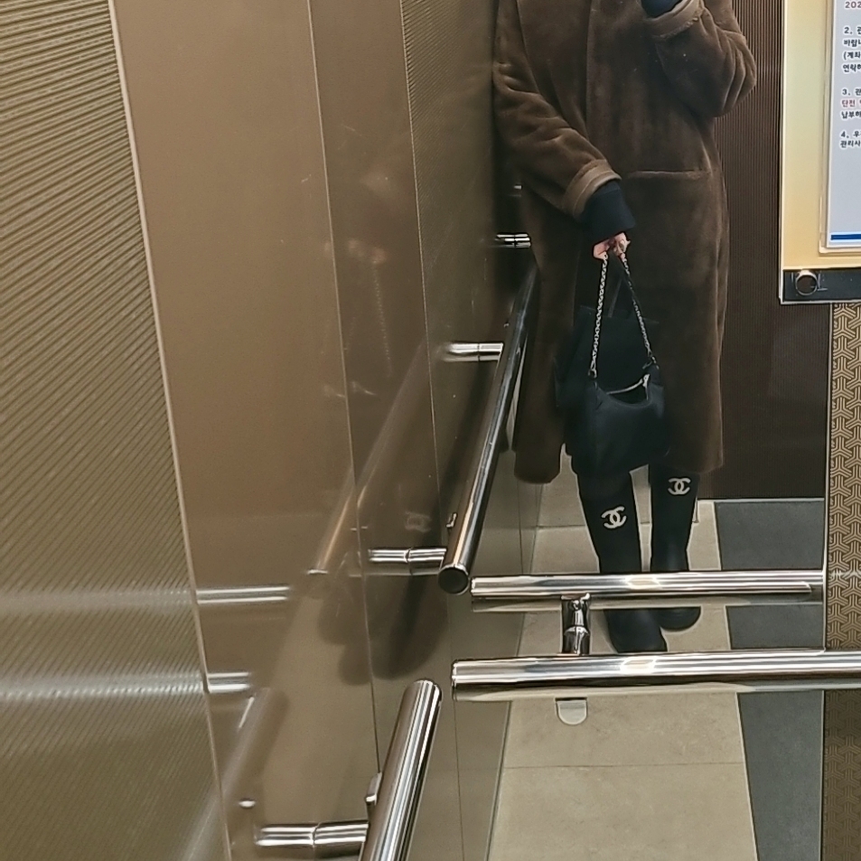 COS Quilted Micro Bag Black, (W) Chanel Boots Caoutchouc & Black 착용 스타일 - 3