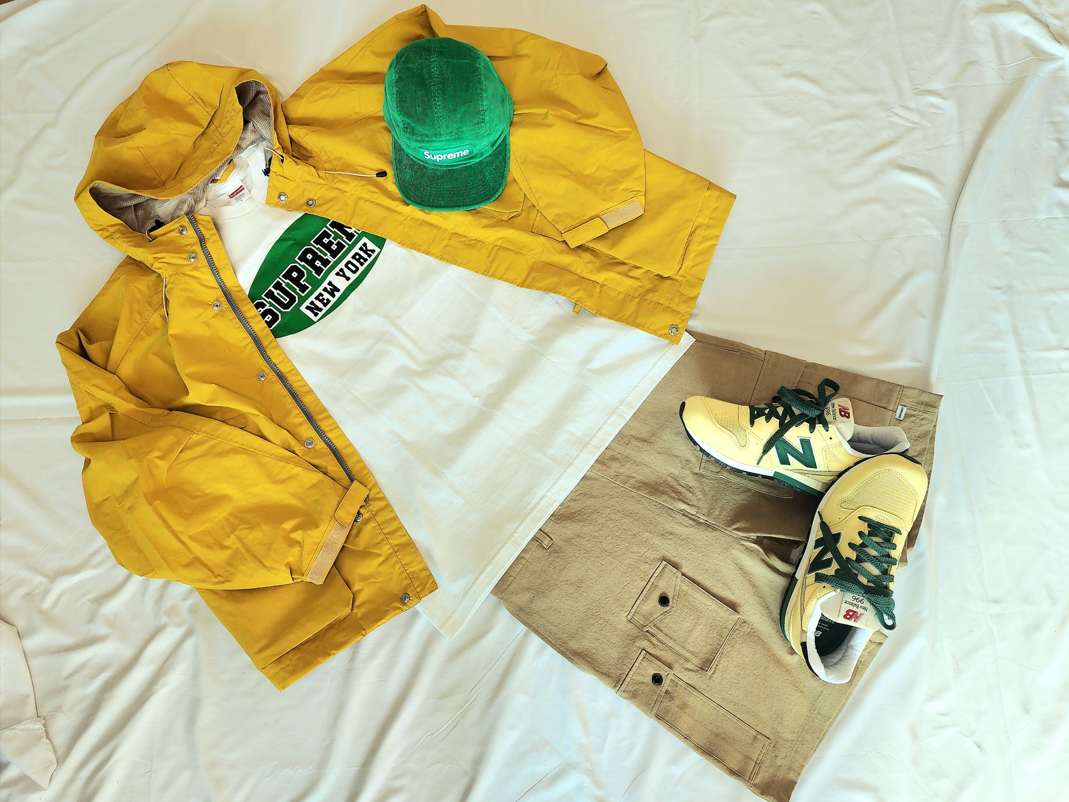 Supreme New York T-Shirt White - 23SS, True Religion Classic Cargo Pants Light Indigo 착용 스타일 - 2