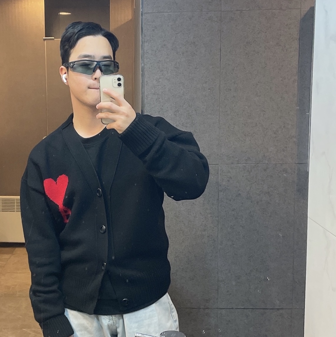 AMI de Coeur Oversize Intarsia Cardigan Black, Our Legacy Extended Third Cut Superlight Wash 착용 스타일