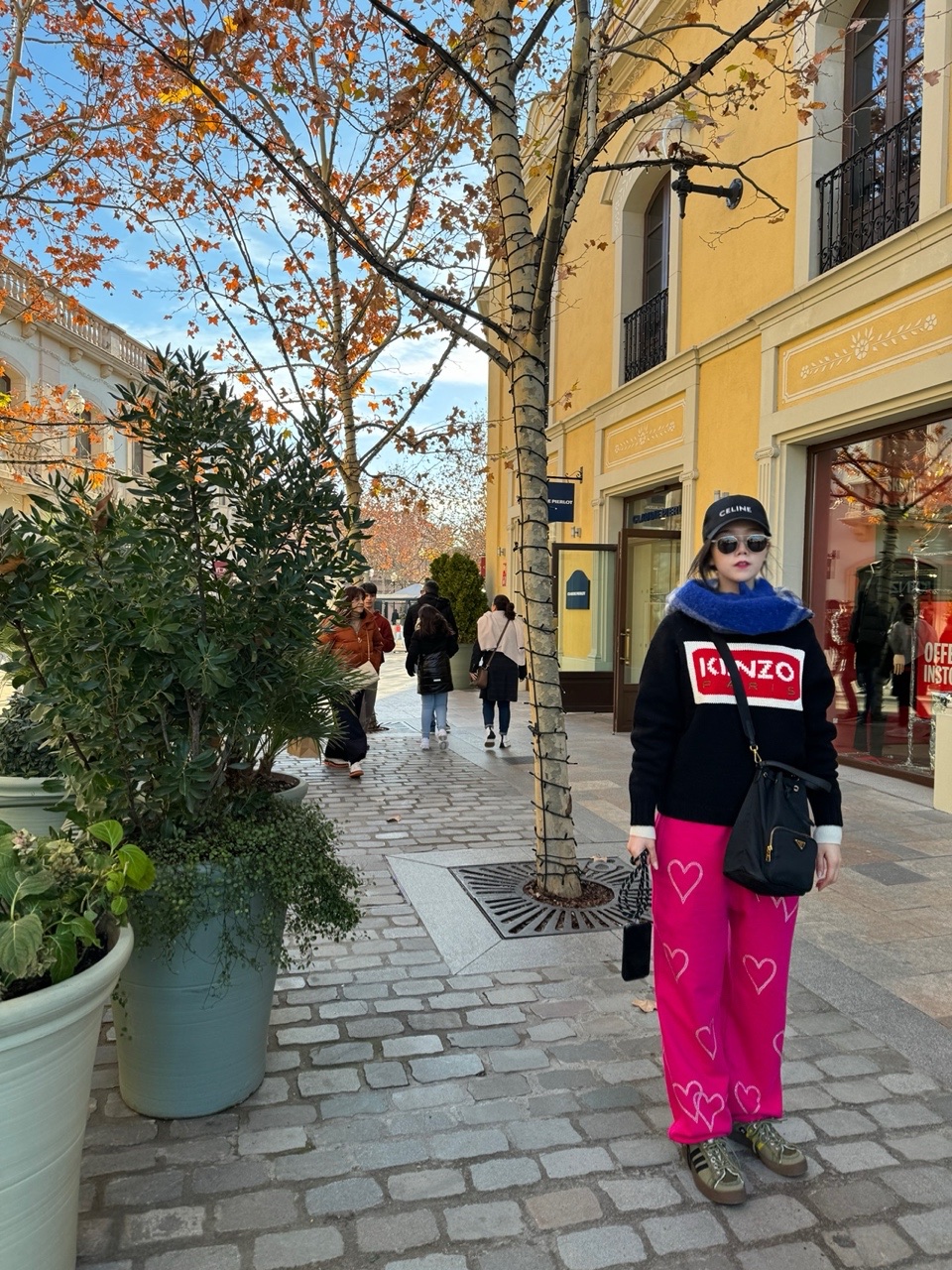 Prada Soft Leather Bucket Bag Black, Kenzo Paris Oversize Sweatshirt Black 착용 스타일