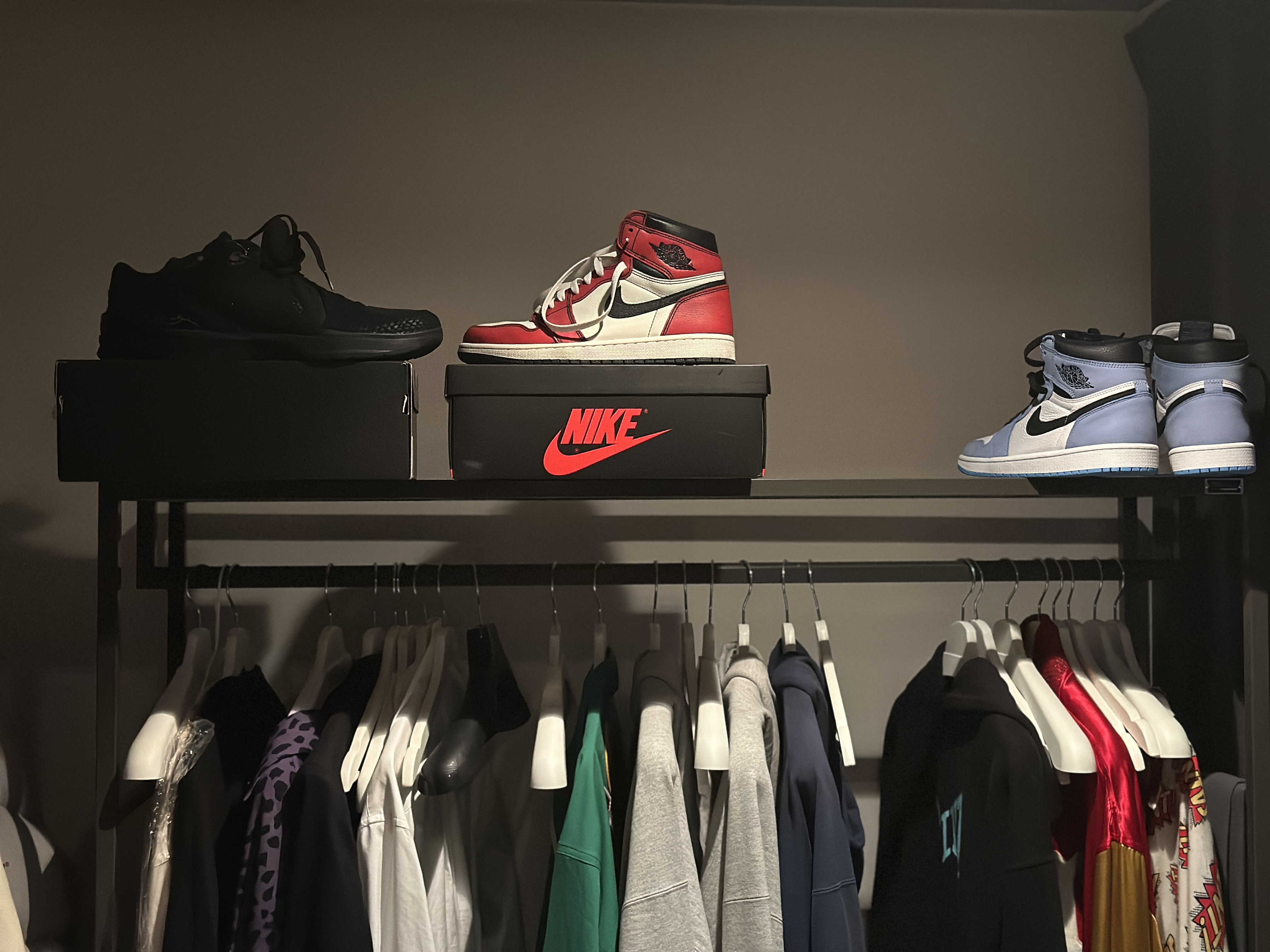 Nike Kobe 4 Protro Black University Gold, Jordan 1 Retro High OG Defiant SB LA to Chicago 착용 스타일