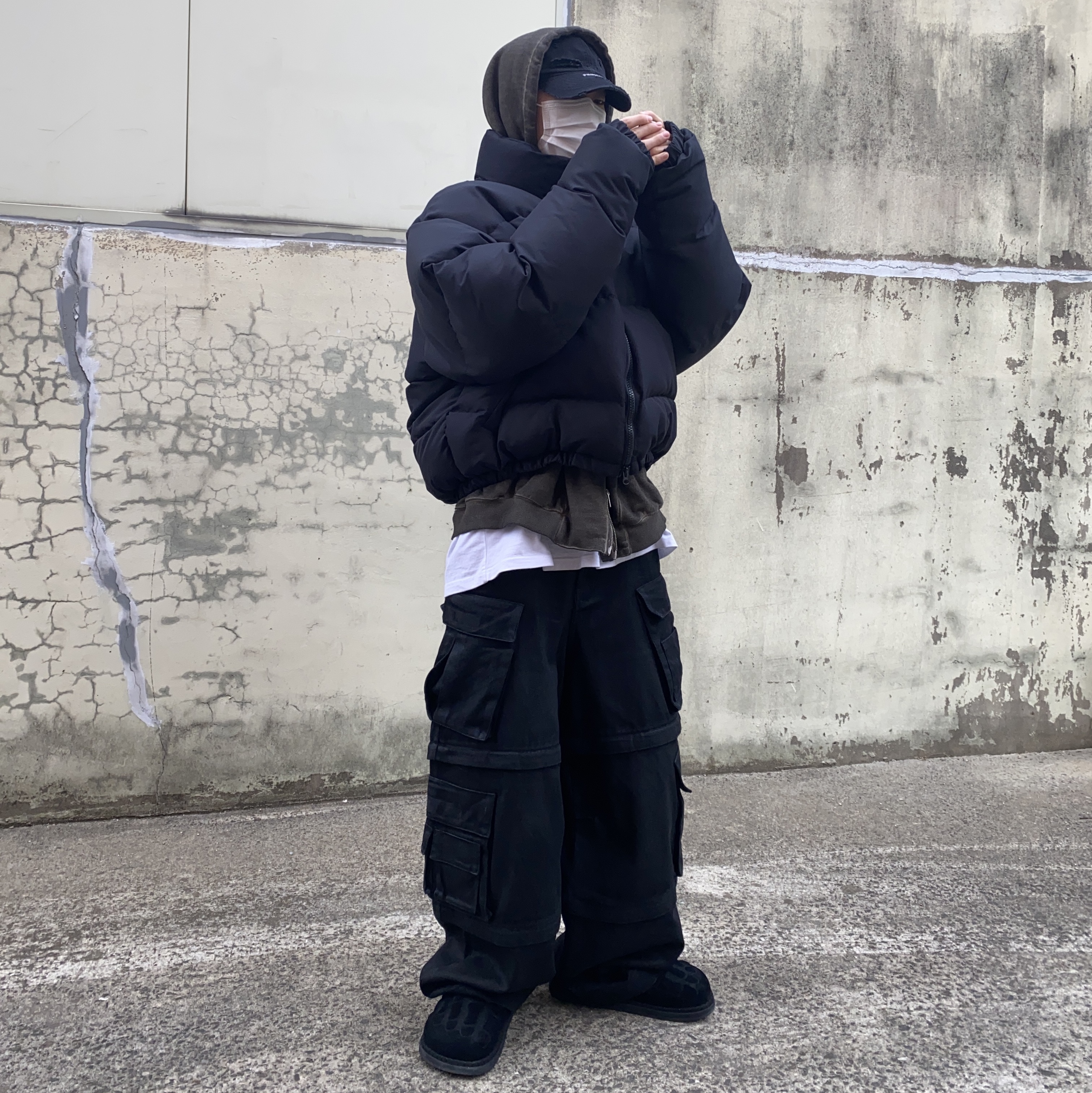 Kinchi x Yiyae Bone Mule Black, Project G/R Oversized Convertible Cargo Pants Coated Black 착용 스타일