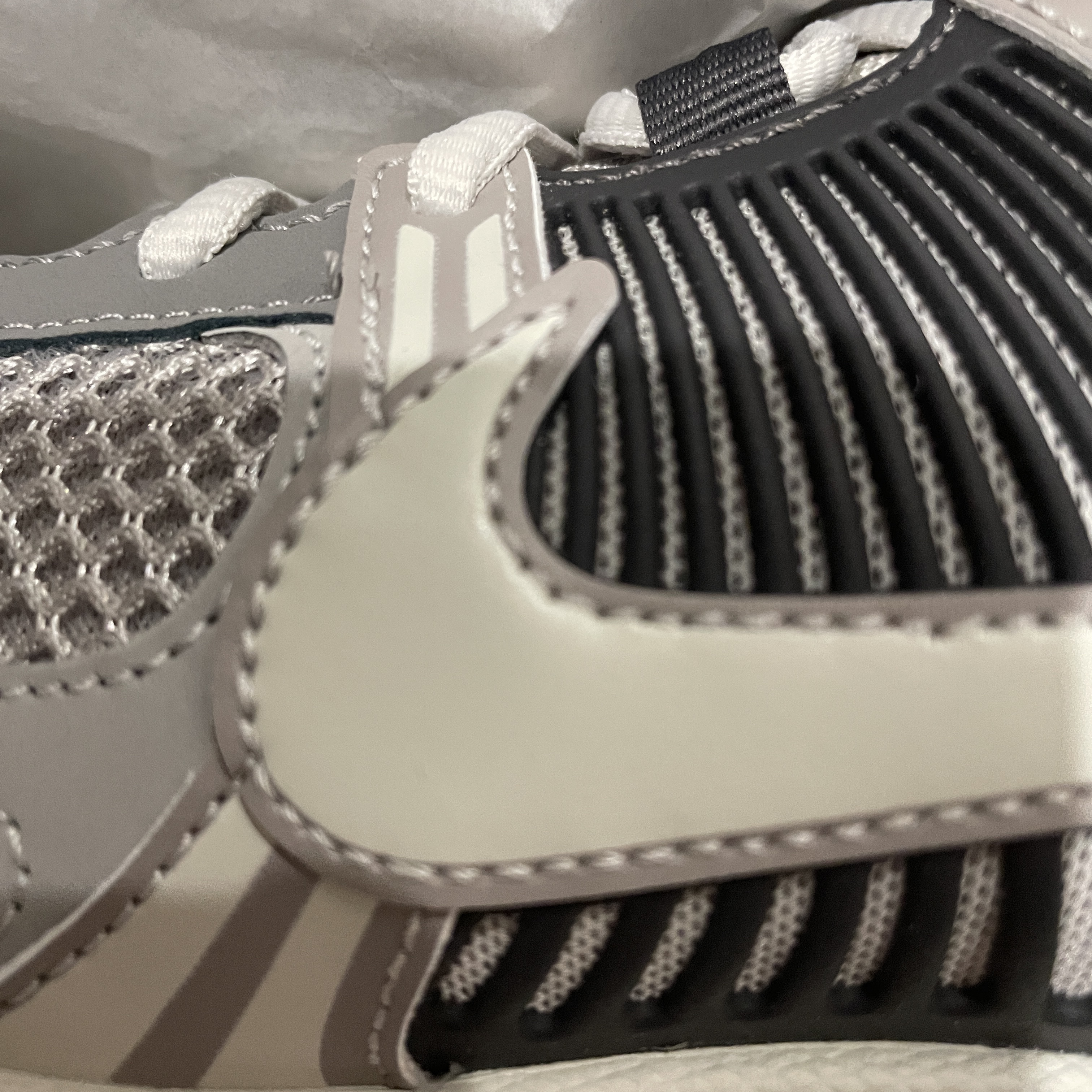 (W) Nike Zoom Vomero 5 Cobblestone and Flat Pewter 착용 스타일